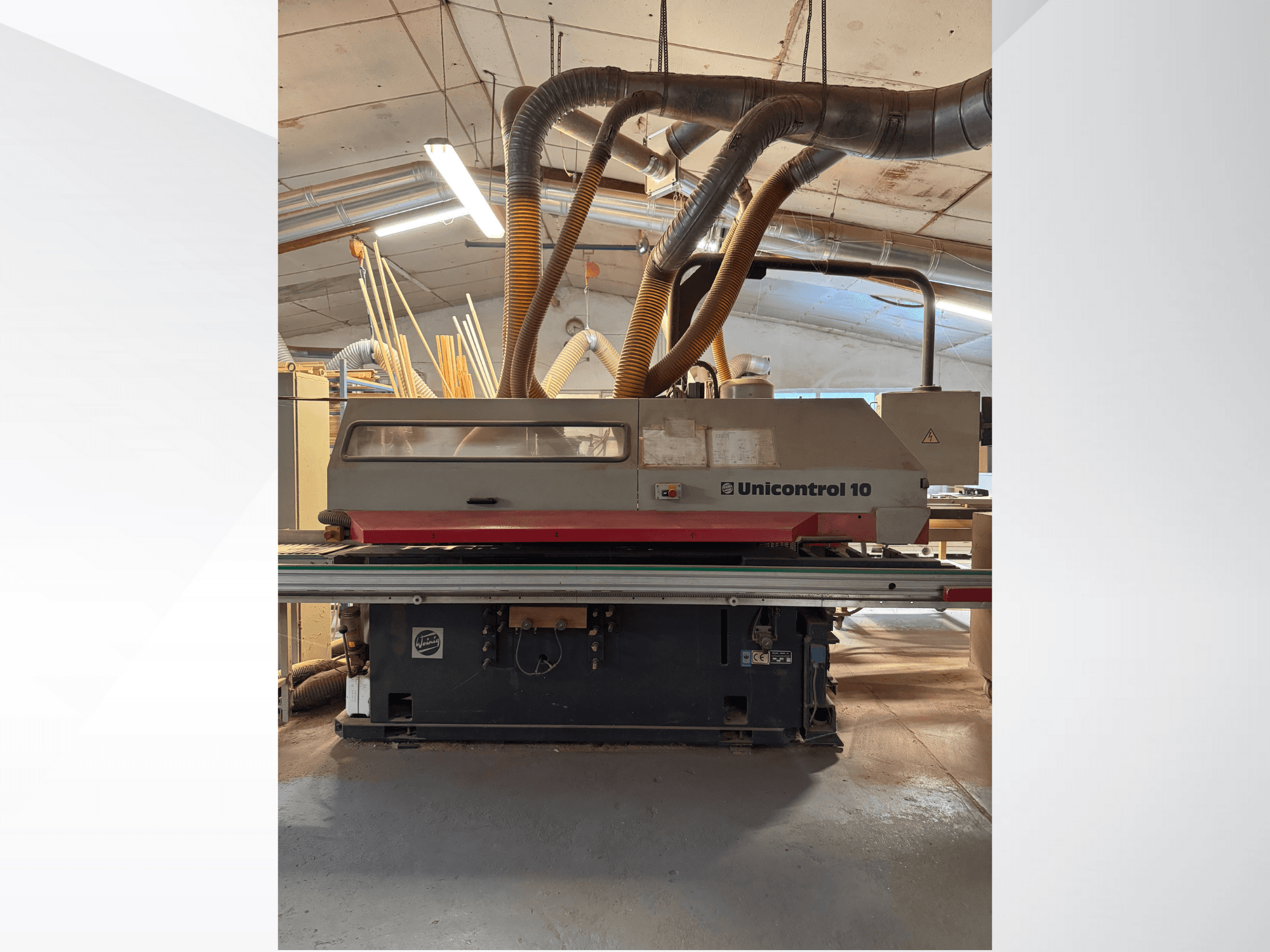 Etukuva Unicontrol 10 -puutyökoneesta, jossa on pölynpoistoputket ja käyttöohjaimet.