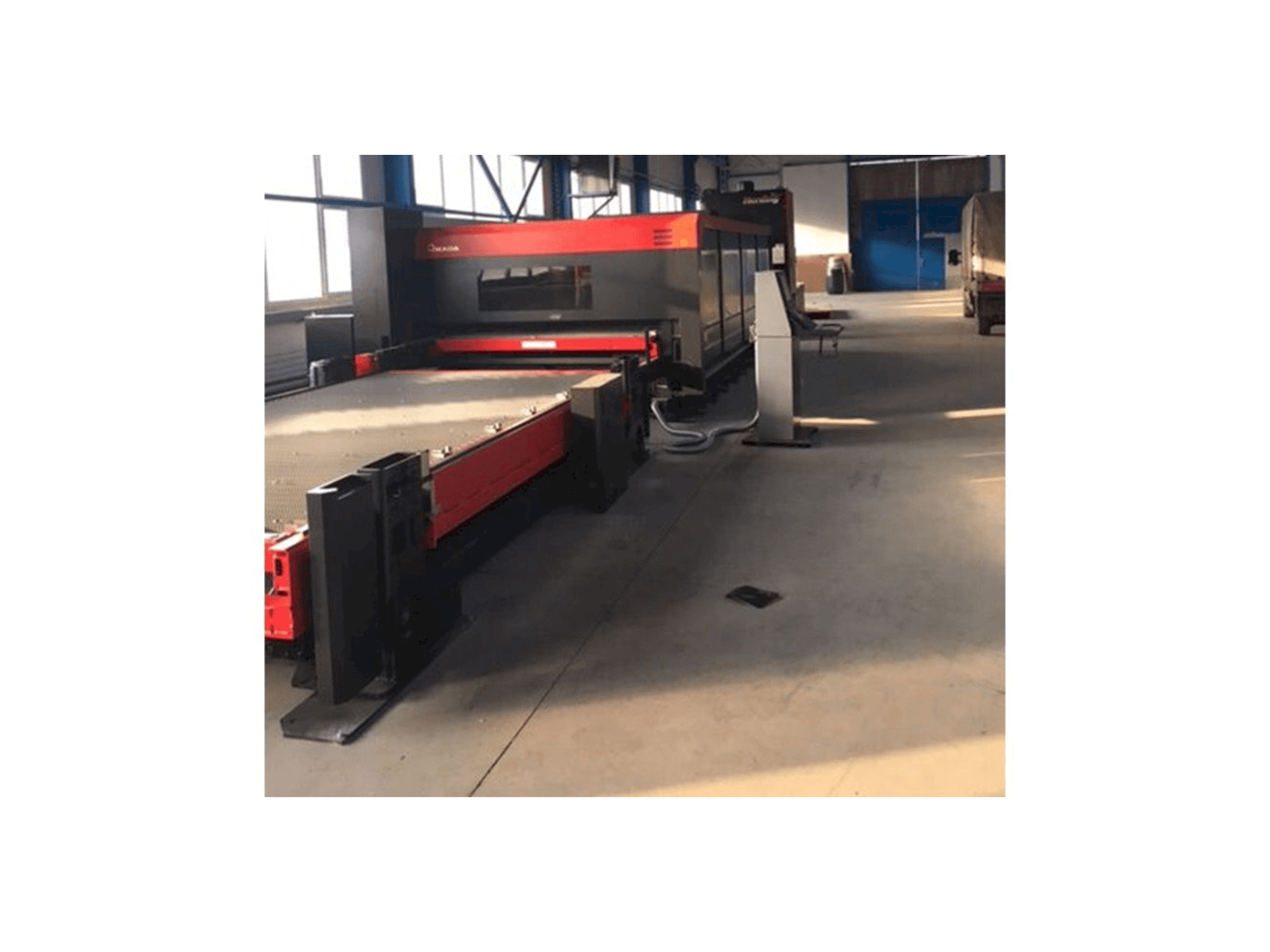 Koneen AMADA FO-4222 M2 NT etunäkymä