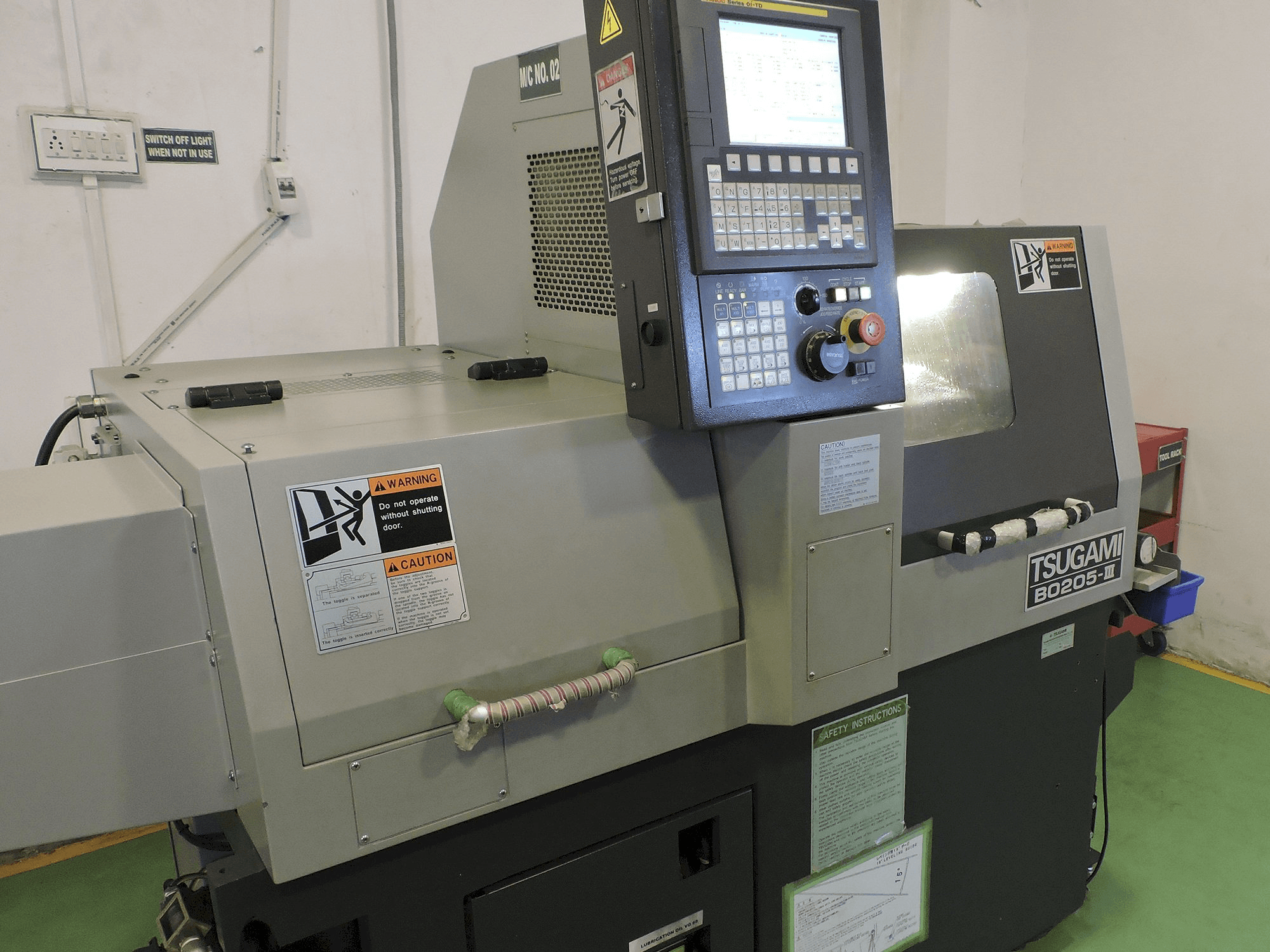 Koneen TSUGAMI vasen näkymä B0205-III