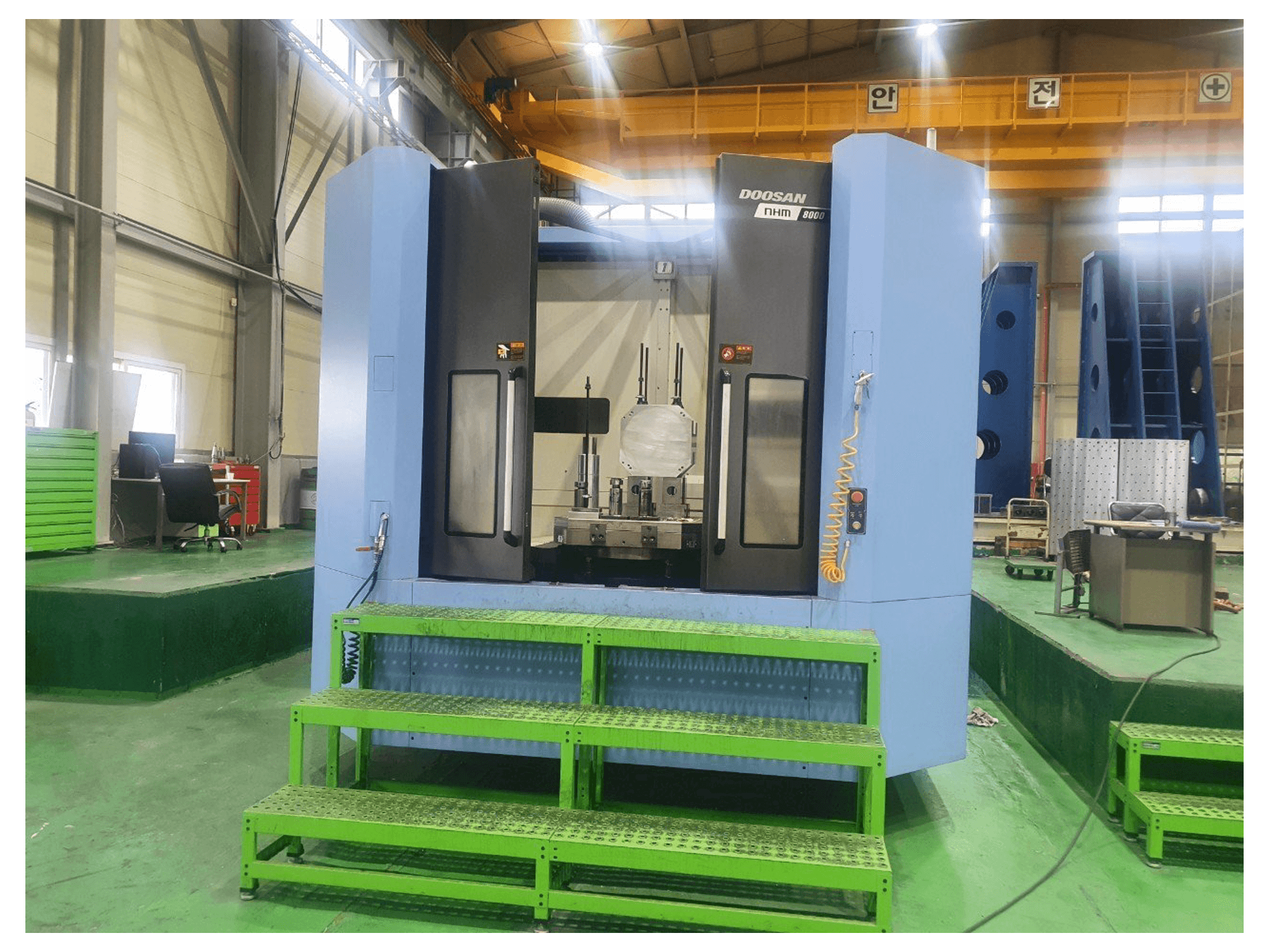 Koneen Doosan NHM8000 etunäkymä
