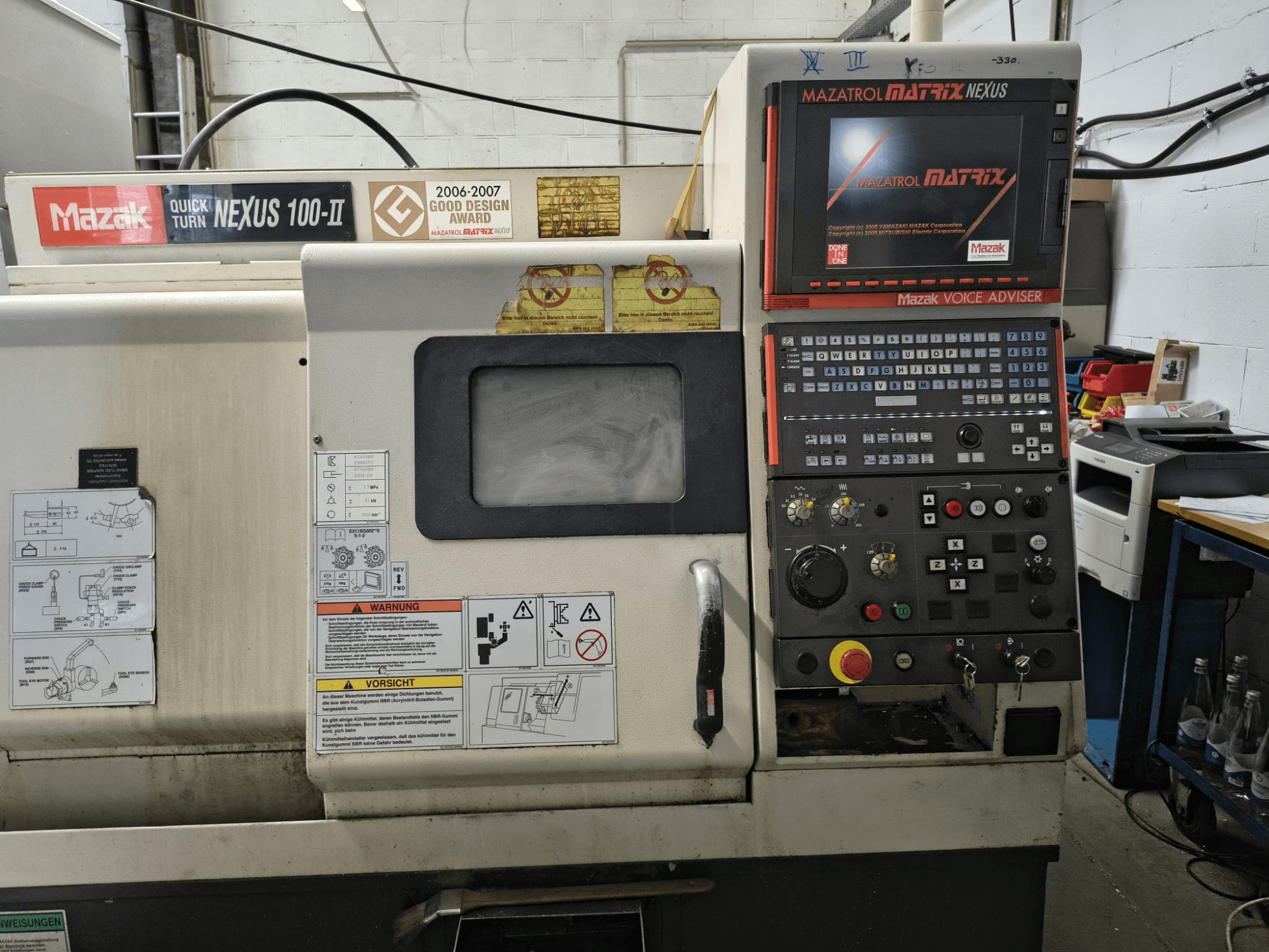 Mazak Quick Turn Nexus 100-II -vaakasuoran sorvin etunäkymä, jossa näkyy ohjauspaneeli ja näyttö sekä tekniset tiedot.