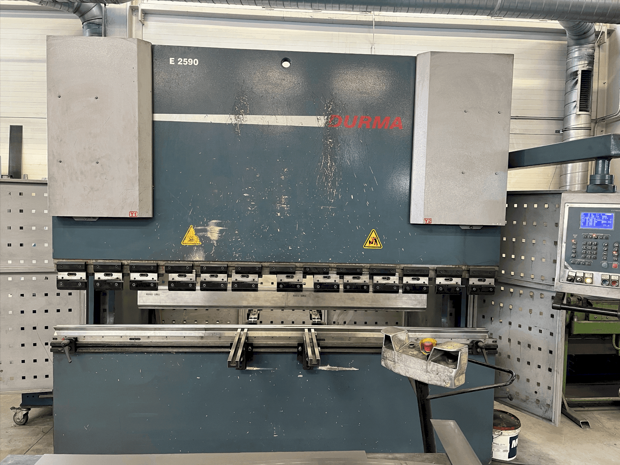 Koneen Durma E 2590 etunäkymä