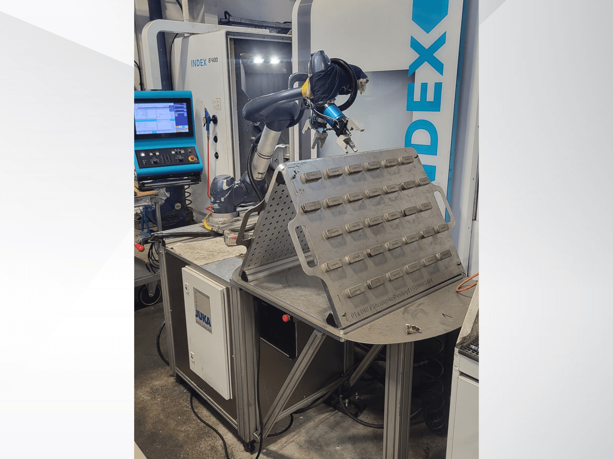 DOOSAN M1013 -yhteistyörobotti etukuvasta, joka on sijoitettu työpöydän lähelle, jossa on työkalupidike ja ohjauspaneeli.