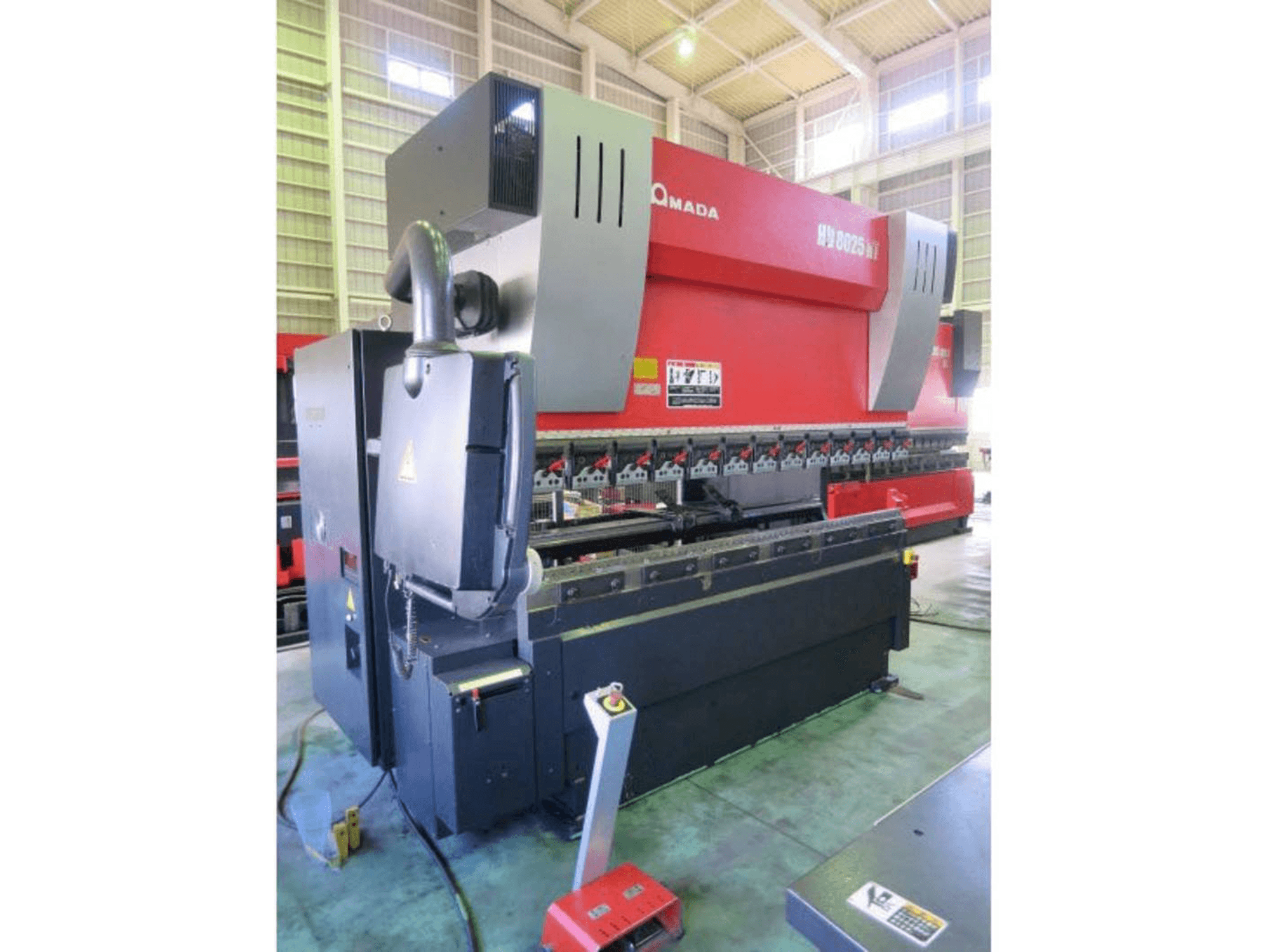 Koneen AMADA HD 8025NT vasemman sivun näkymä