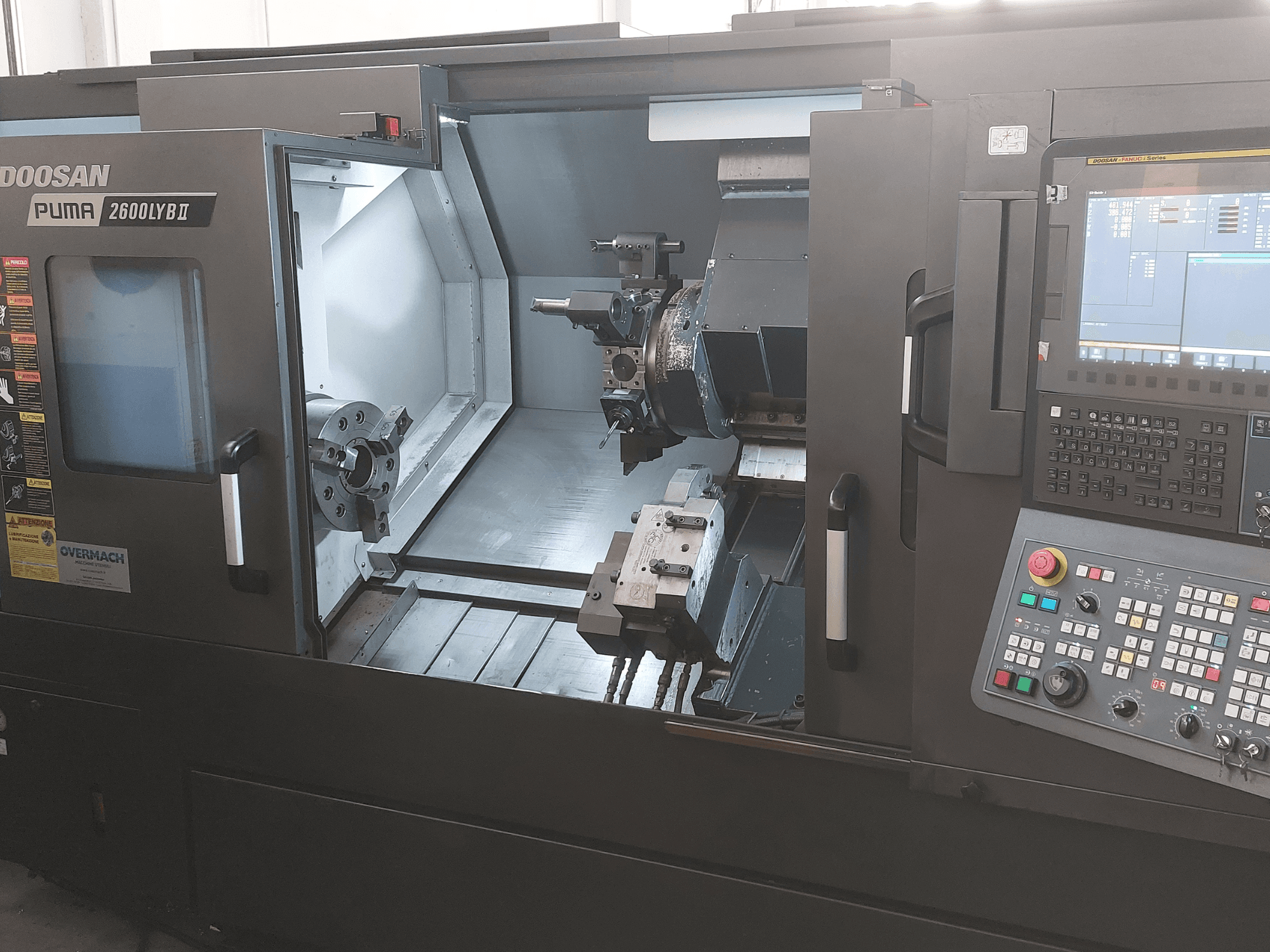 DOOSAN Puma 2600 LYB II -vaakasuuntainen sorvauskone etukuvassa, jossa näkyy sisätilat, joissa on ruuvi, työkalunpidin ja ohjauspaneeli.