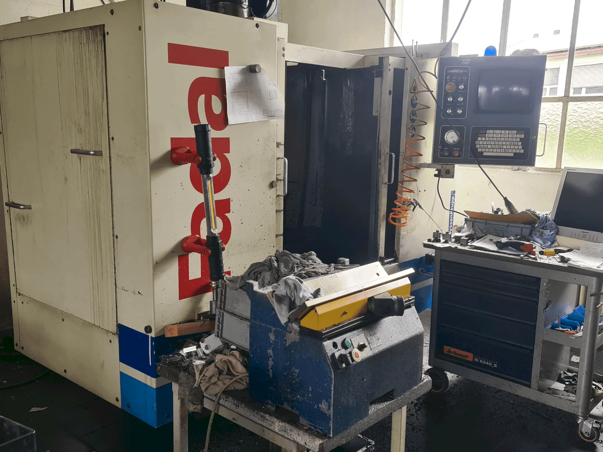 Koneen FADAL 910 etunäkymä