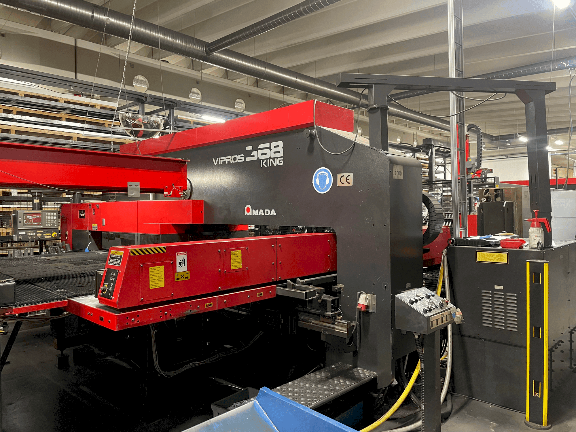Koneen AMADA Vipros King 368 etunäkymä