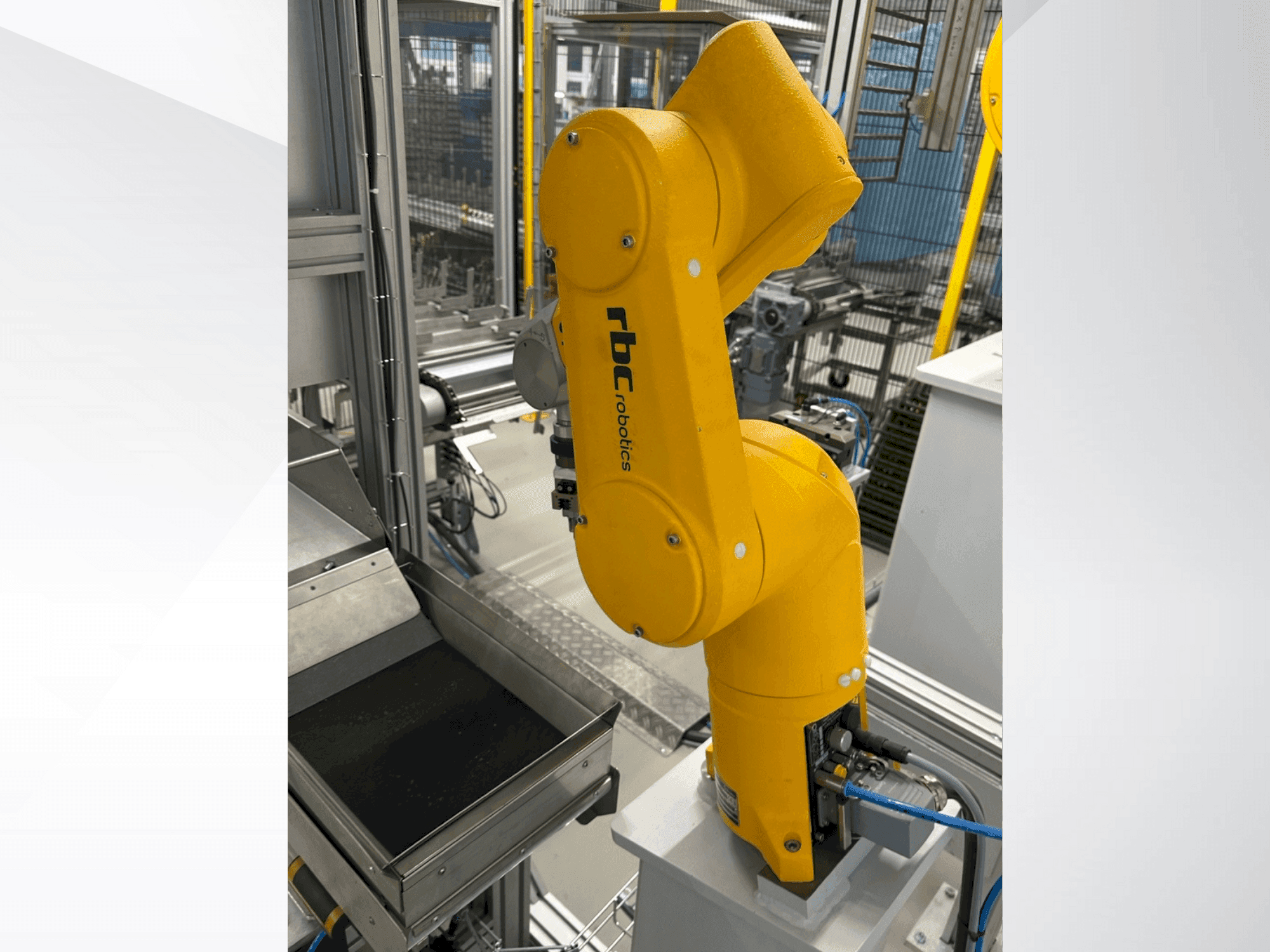 Koneen STAUBLI TX60 etunäkymä