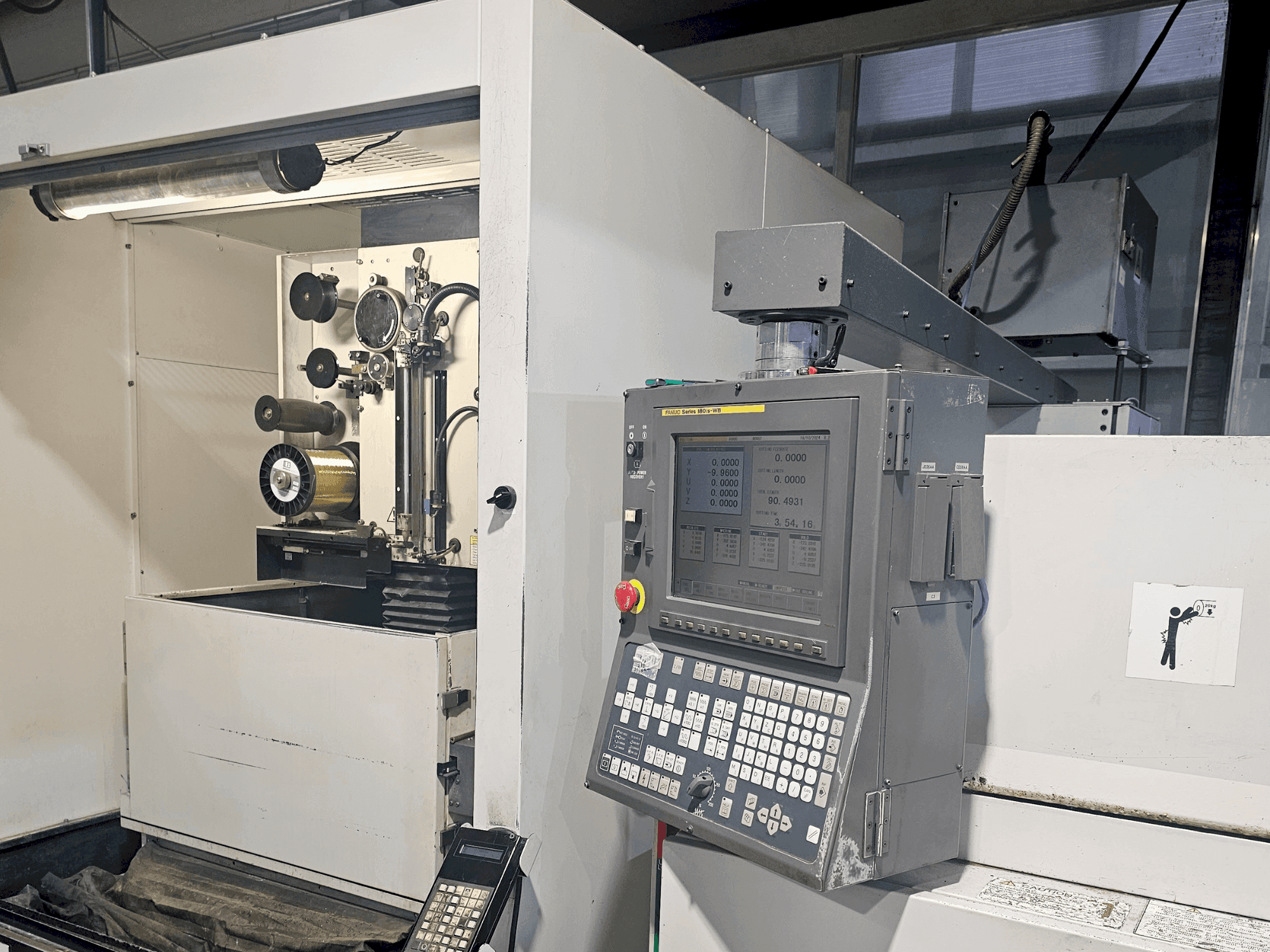 Koneen FANUC alpha 1iC etunäkymä