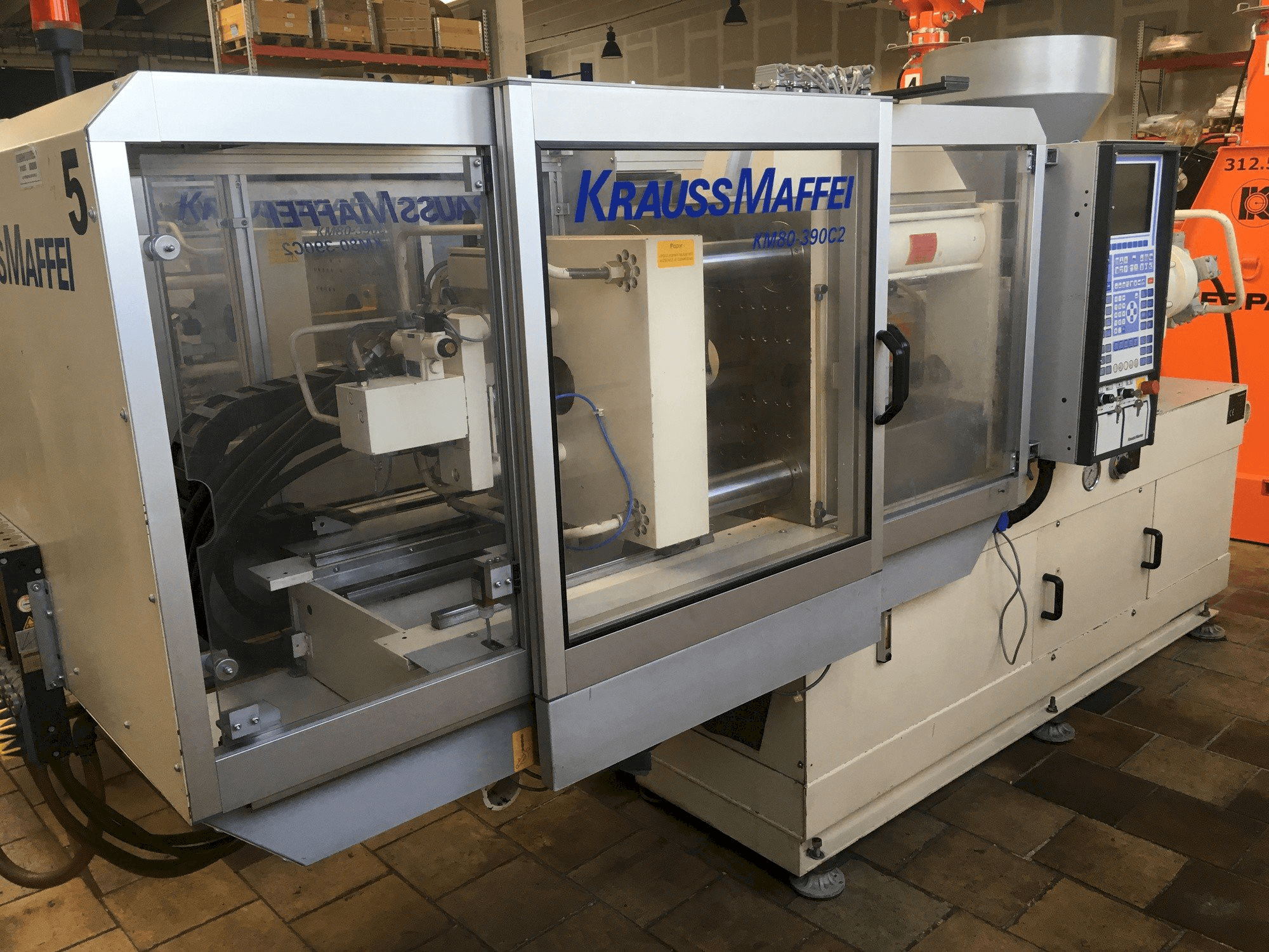 Koneen Krauss Maffei 80/390 C2 etunäkymä