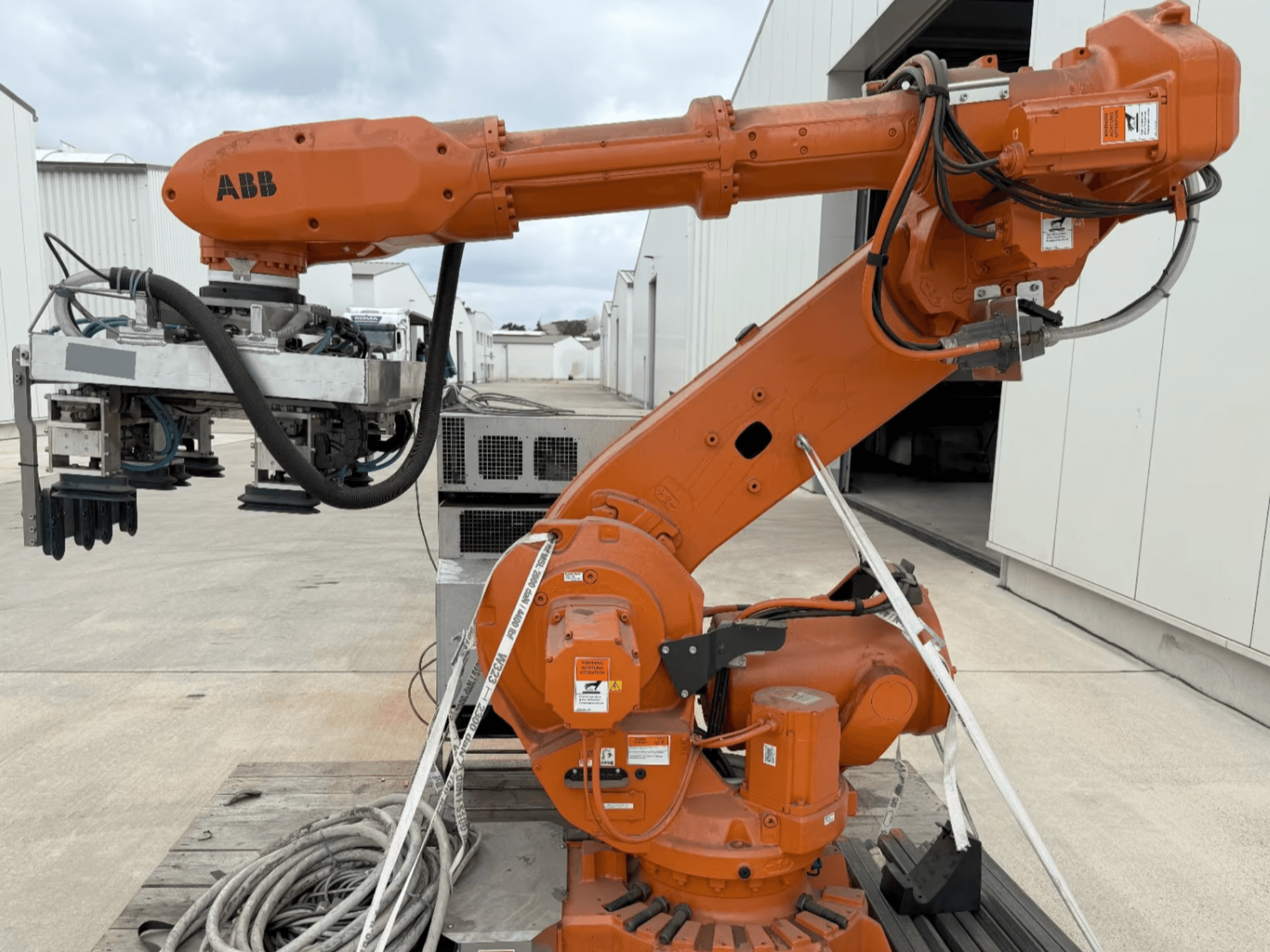 ABB RB 6600-130/3.2 -robottivarsi sivukuvassa, jossa on oranssi robottivarsi, jossa on tarttujaliitäntä ja näkyvä johdotus.