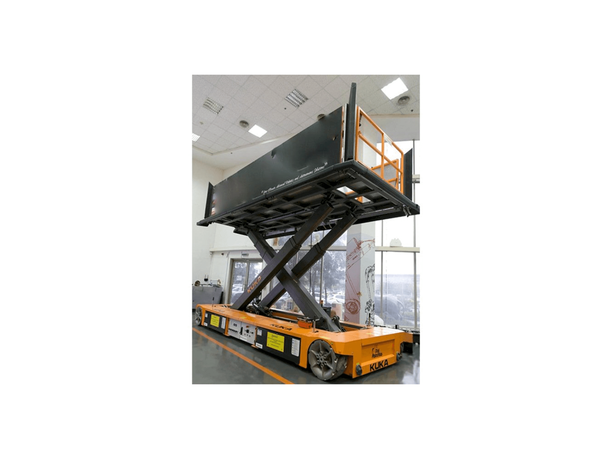 Koneen KUKA KoM TL-3 E575 1000 etunäkymä