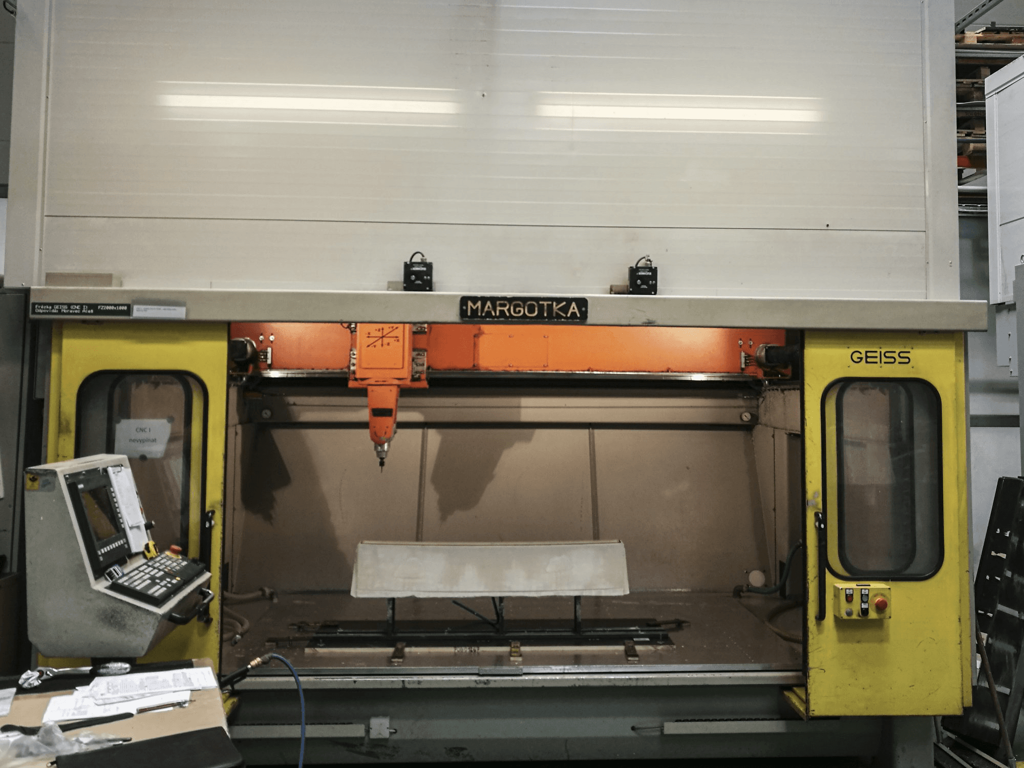 Koneen GEISS etunäkymä FZ 2000x1000