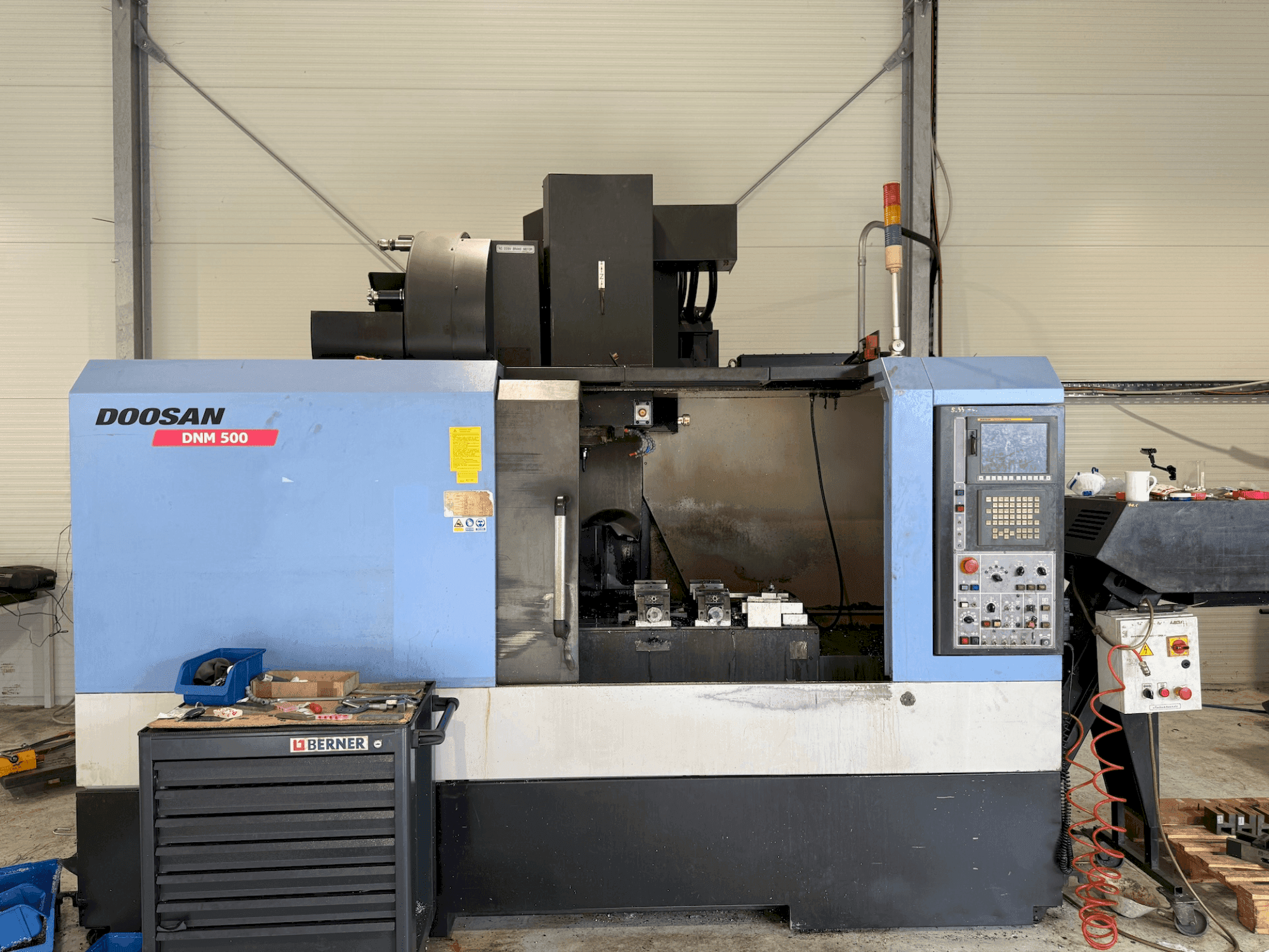 Koneen DOOSAN DNM 500 etunäkymä