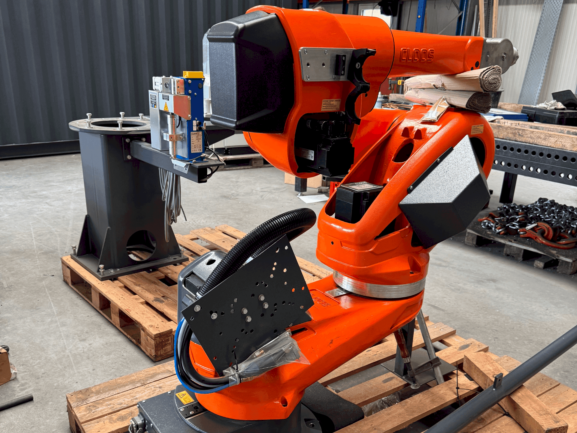 Koneen CLOOS QIROX QRC 350-E etunäkymä