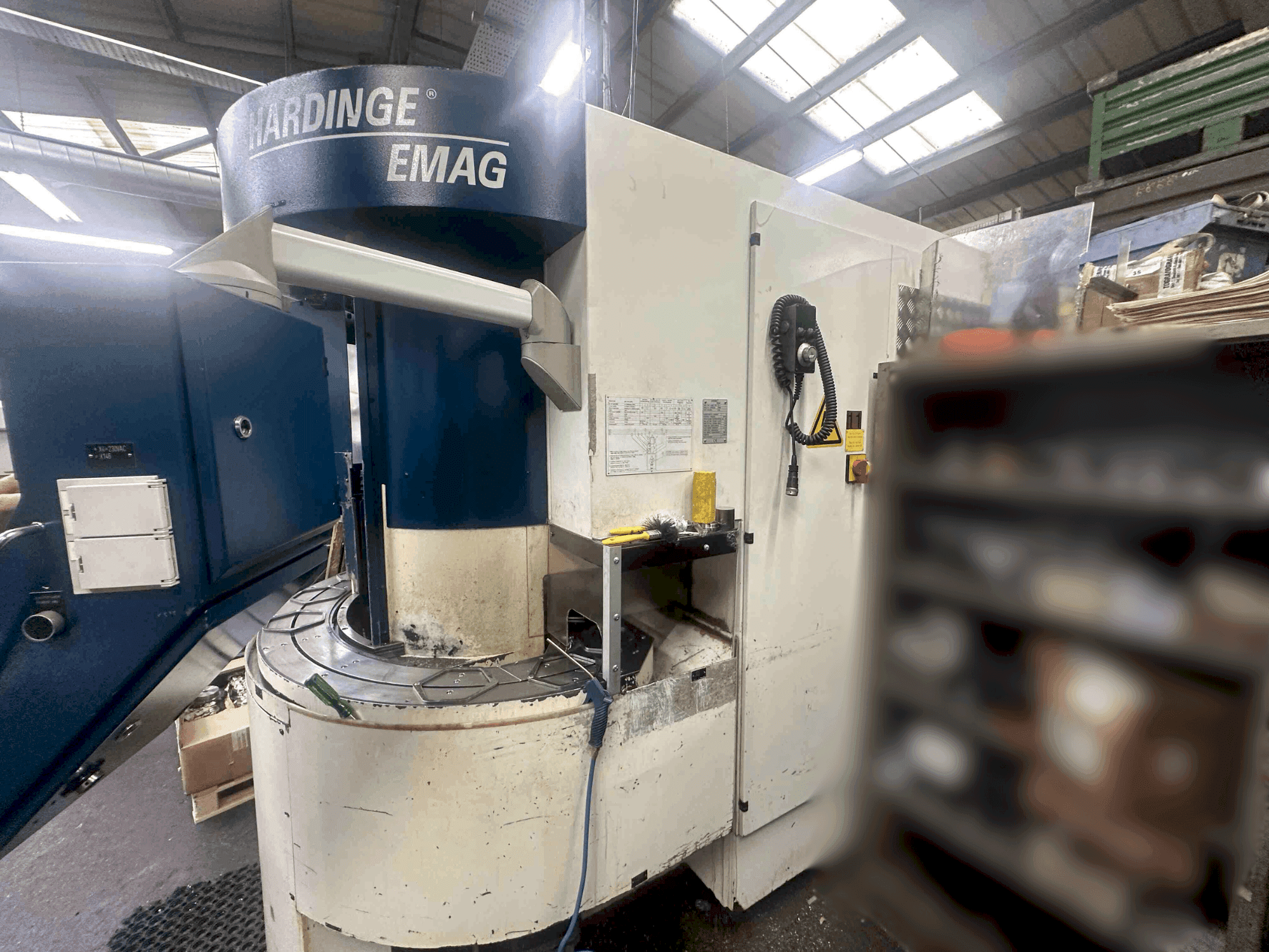 Koneen Hardinge Emag VL-3 etunäkymä
