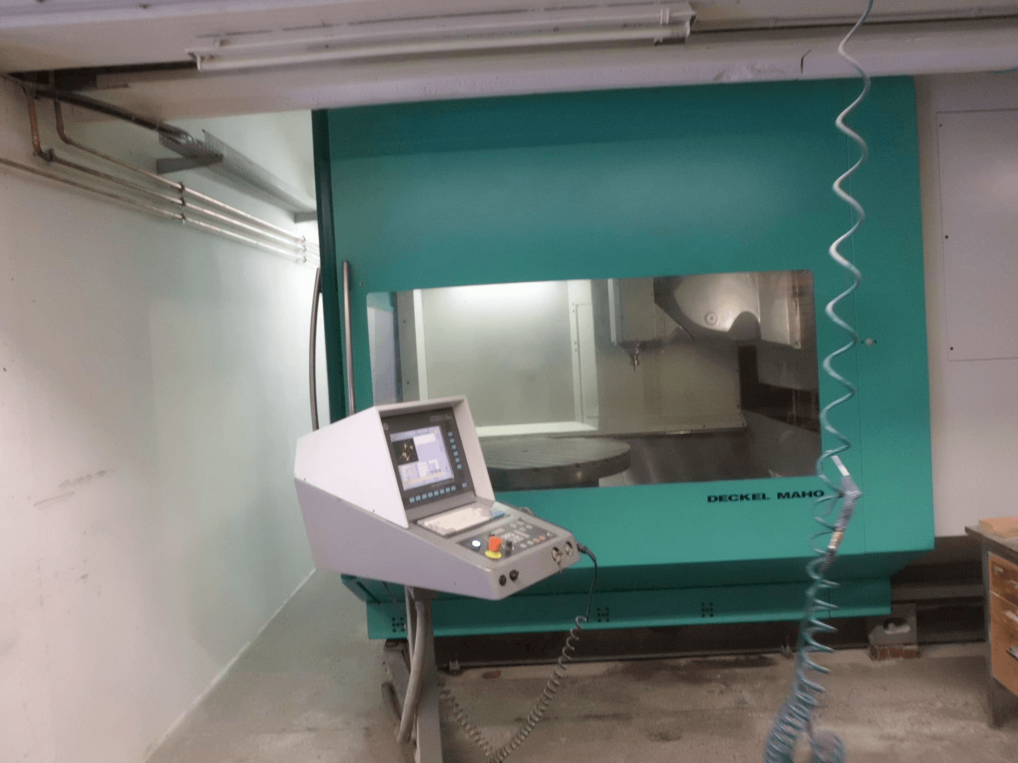 Koneen DECKEL MAHO DMU 125 P etunäkymä