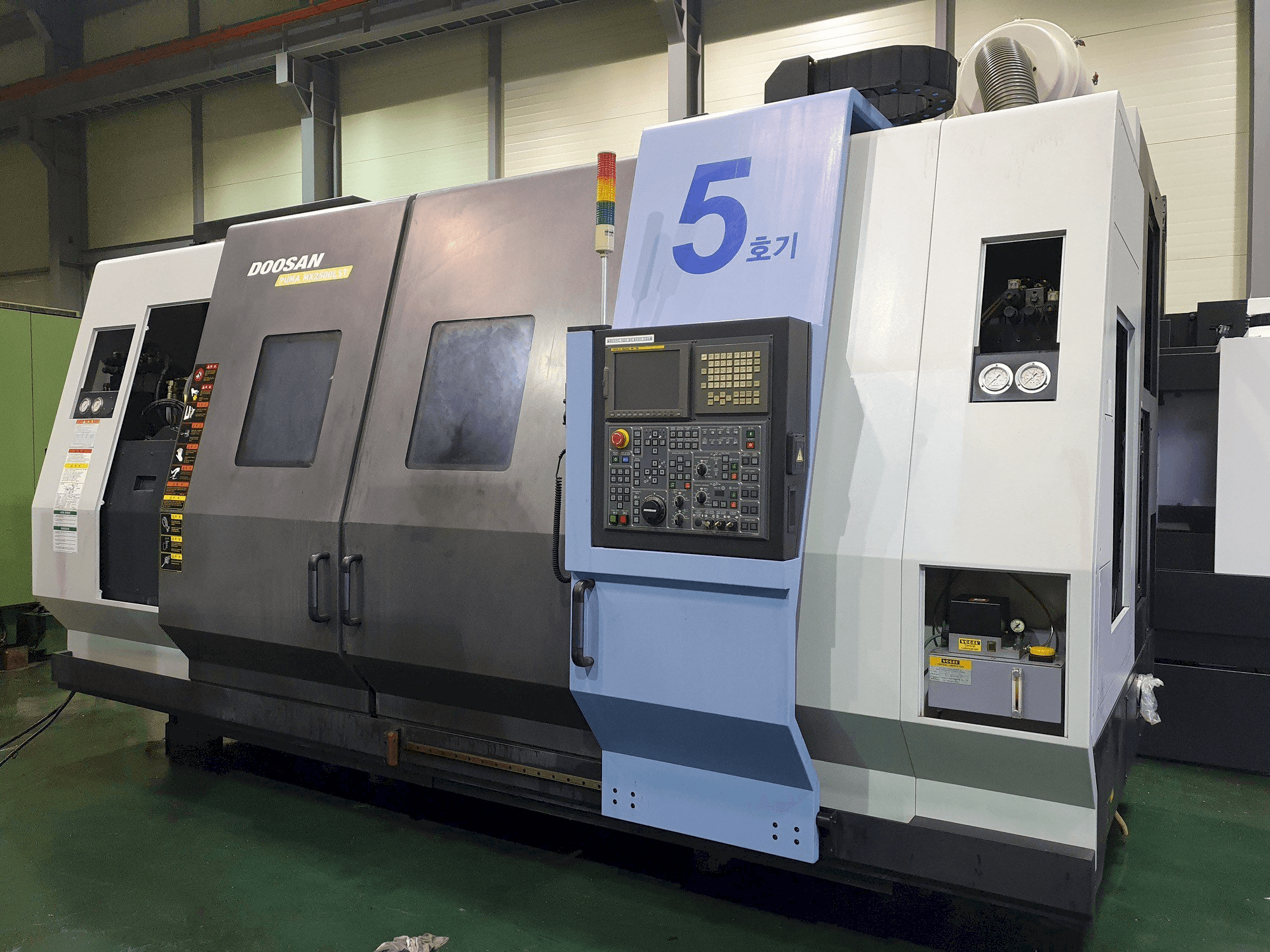 Koneen Doosan Puma MX2500LST etunäkymä