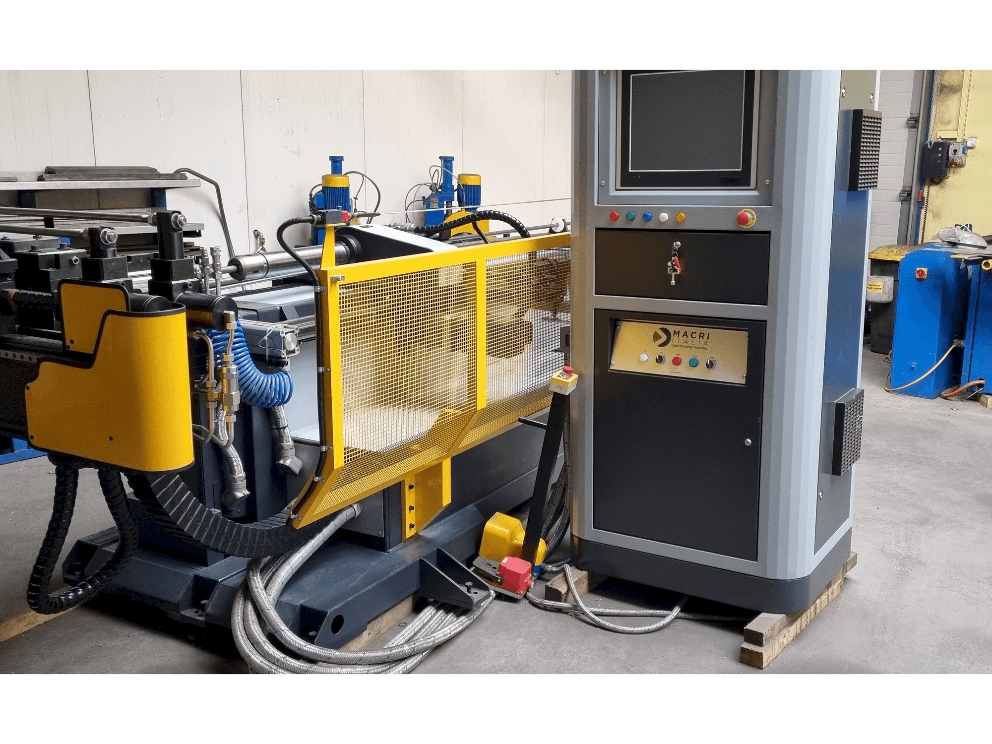 Koneen MACRI ITALIA PROVAR 6-45 U-D etunäkymä