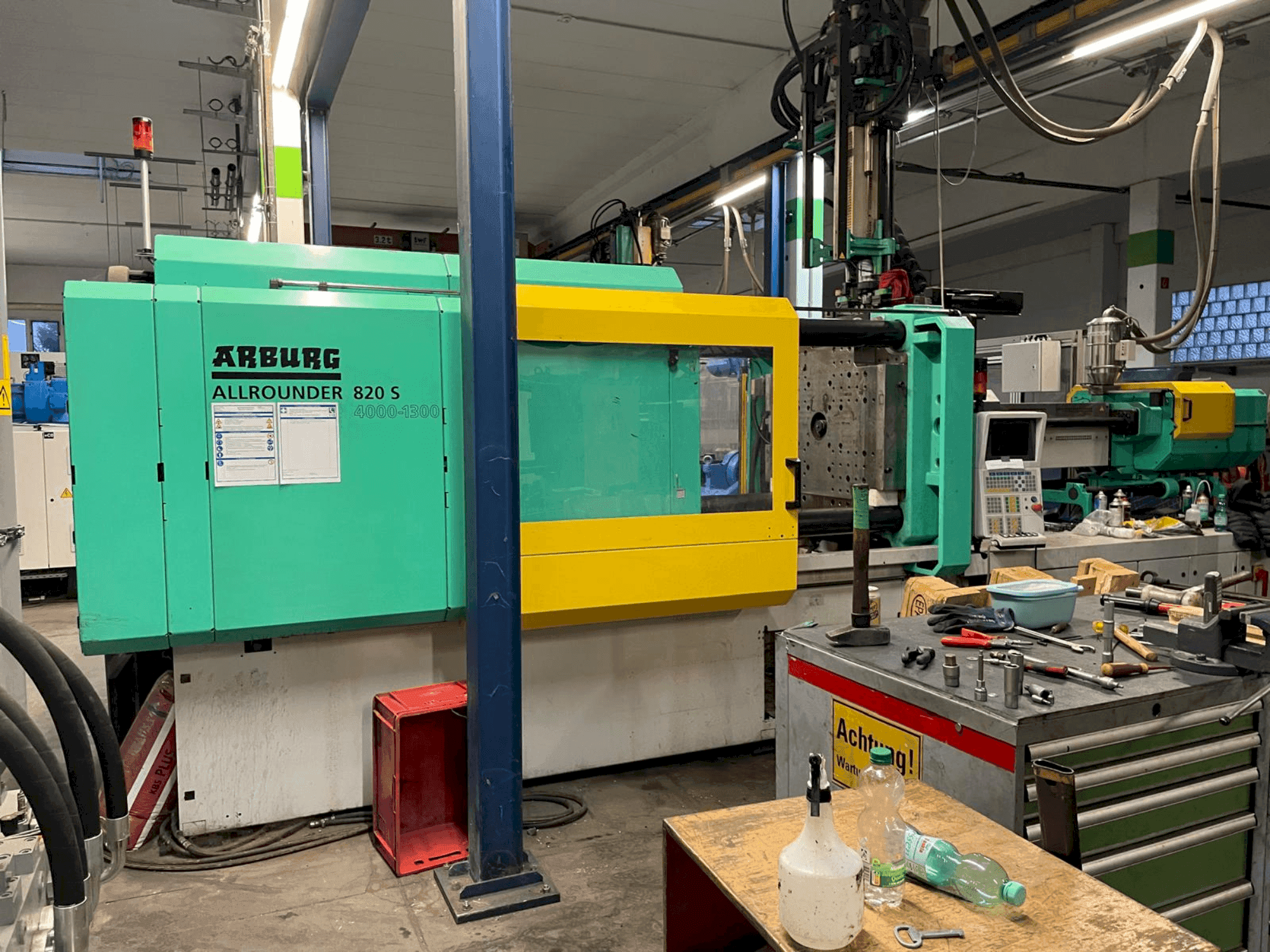 Koneen Arburg Allrounder 820 S 4000-1300/350 etunäkymä