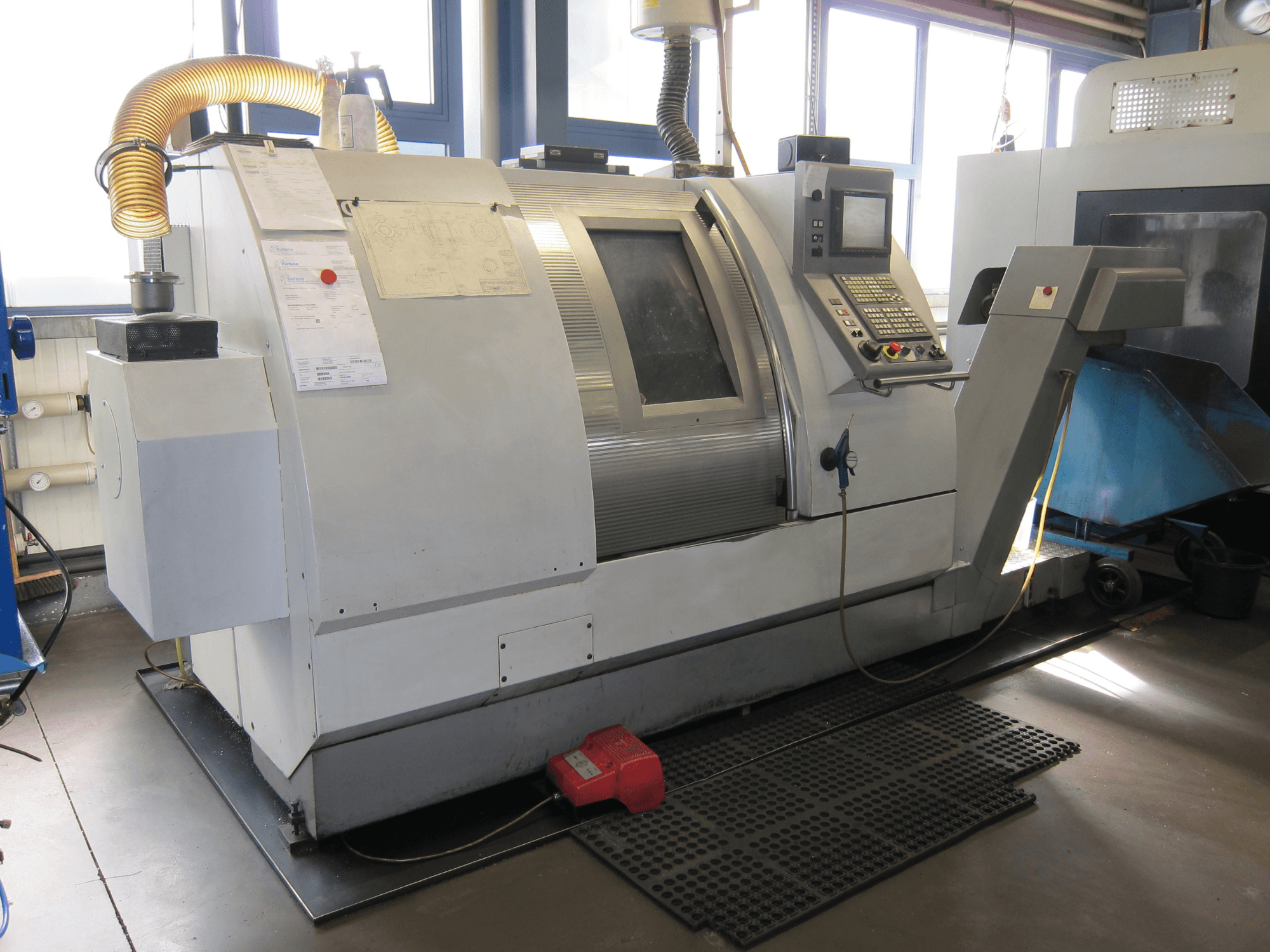 Gildemeister CTX 400 Serie 2 -vaakasuuntainen sorvauskone, sivukuva, jossa näkyy ohjauspaneeli ja käyttöominaisuudet.