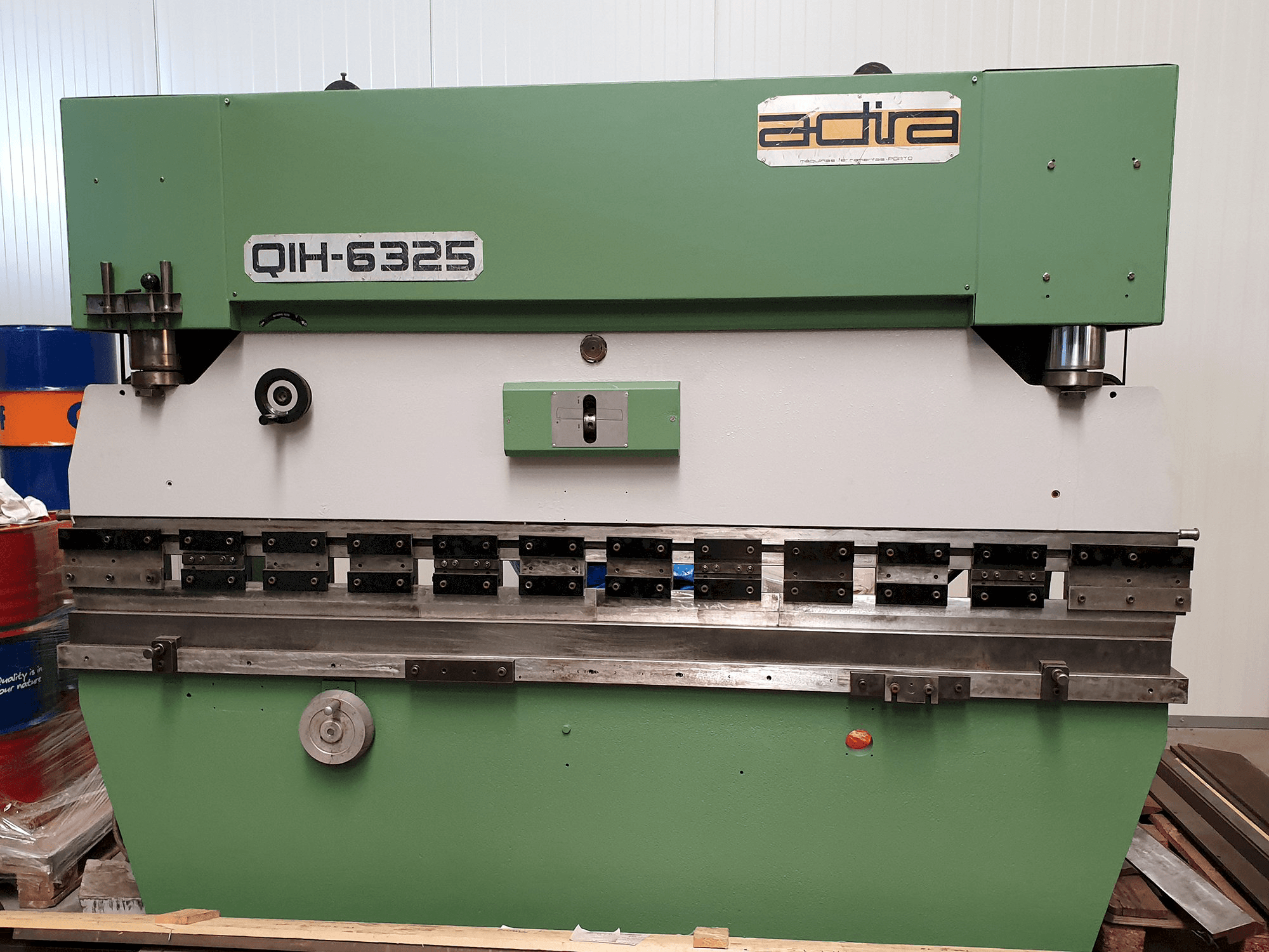 Koneen ADIRA etunäkymä QIH 6325