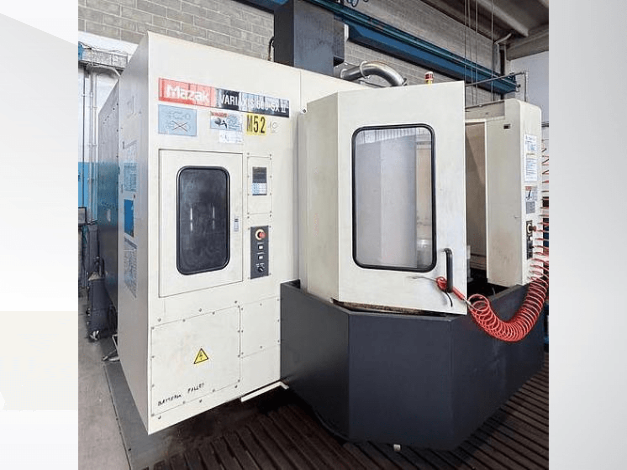 Mazak VARIAXIS500-5XII -pystykoneistuskeskus, etunäkymä; kuvassa näkyvät ohjauspaneeli ja katseluikkuna.