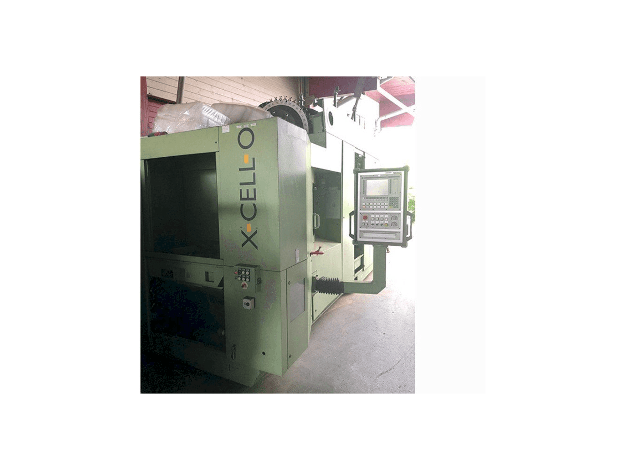 Koneen Ex-cell-o XHC 241 M/3 etunäkymä
