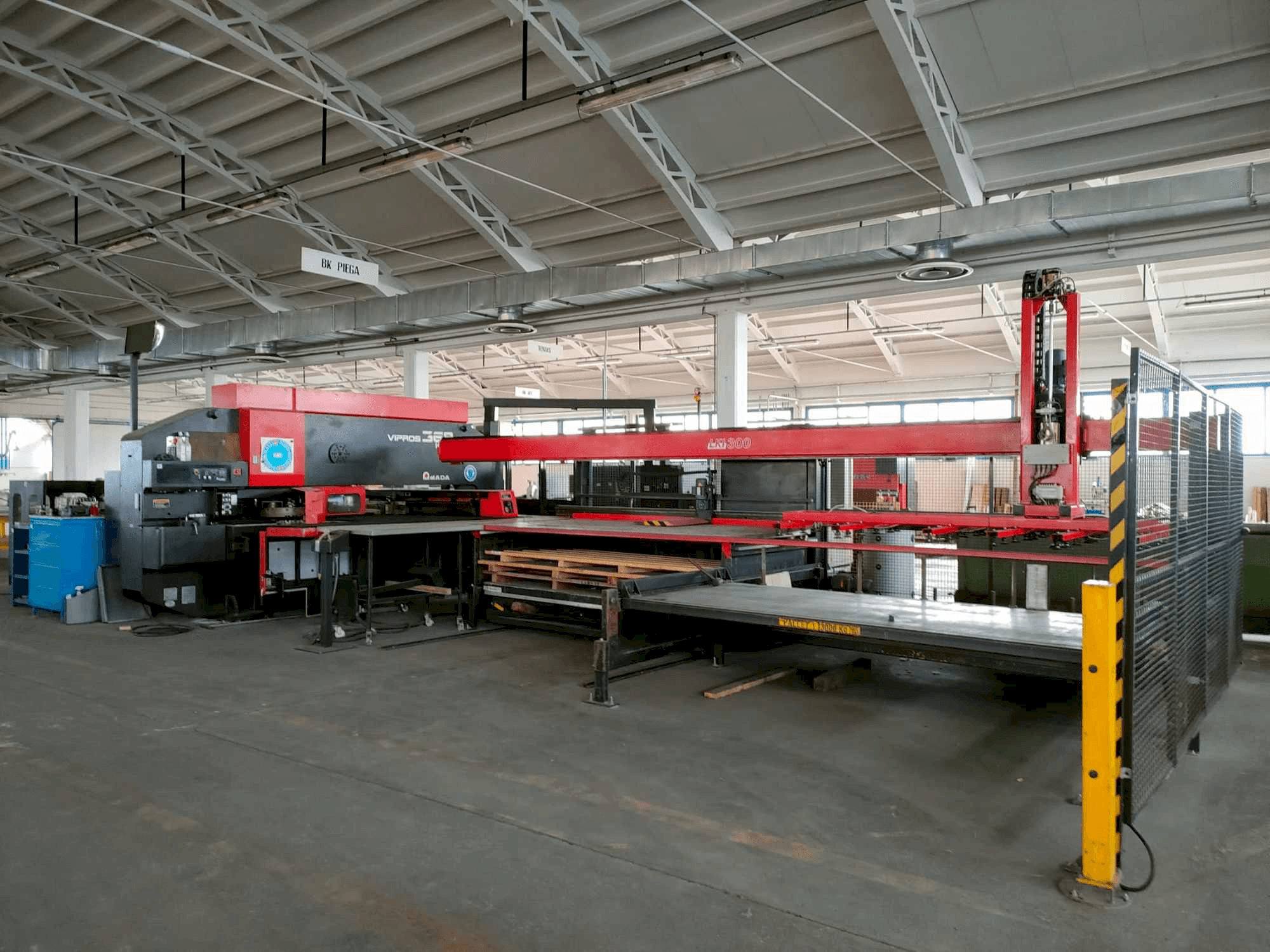Koneen AMADA VIPROS 368 KING etunäkymä