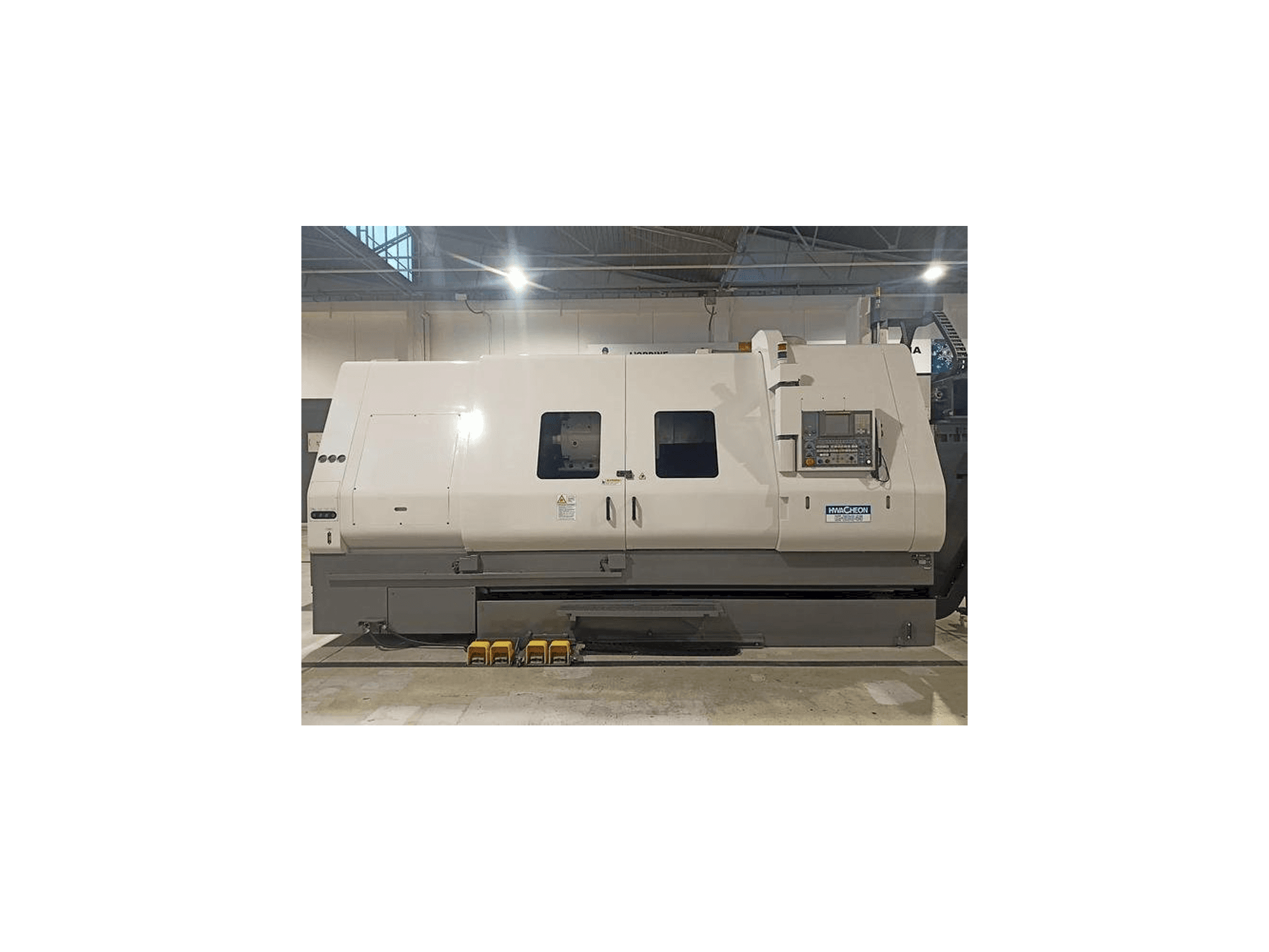 Koneen HWACHEON HI-ECO 45 etunäkymä