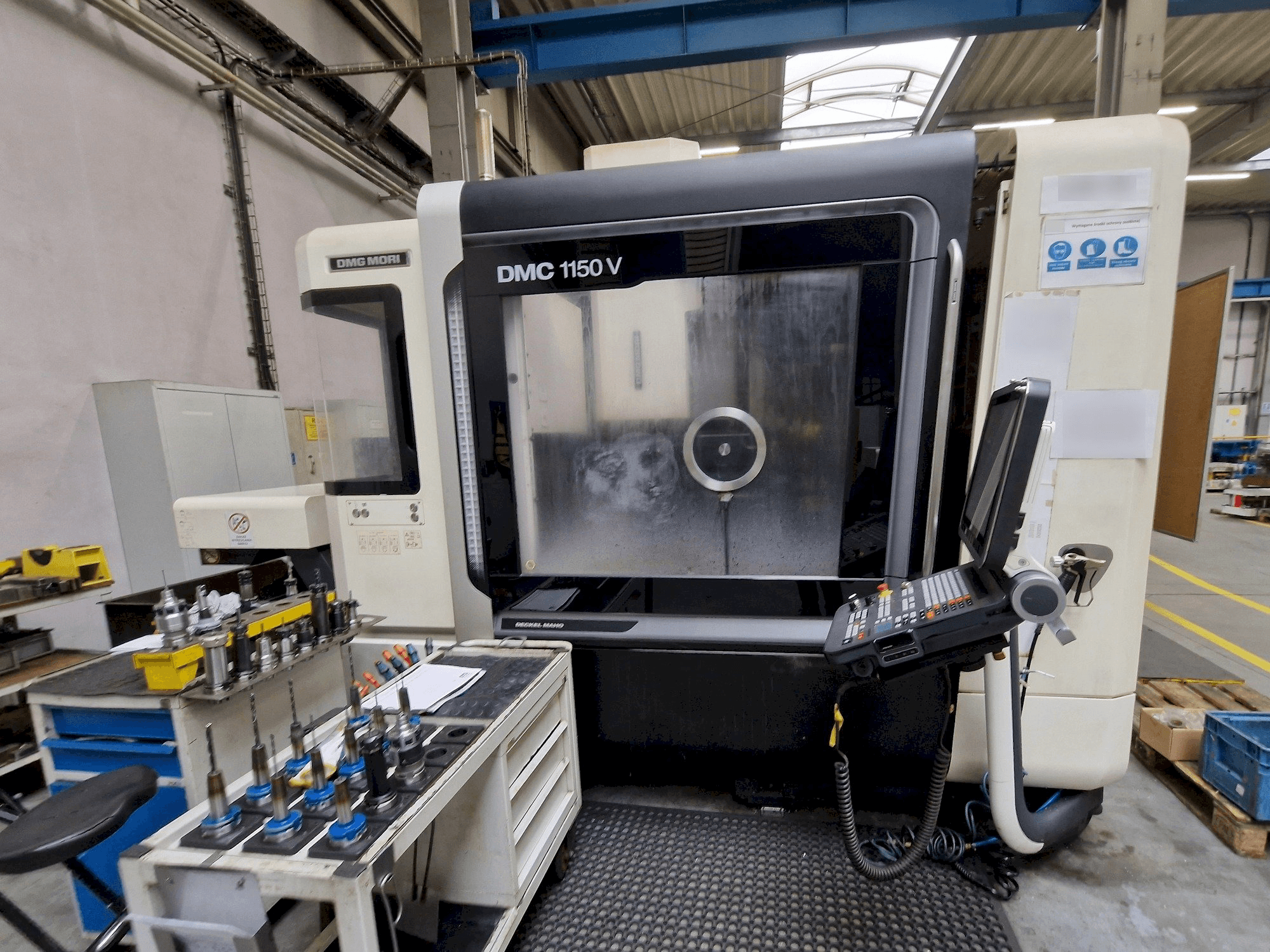 Koneen DMG MORI DMC 1150 V etunäkymä