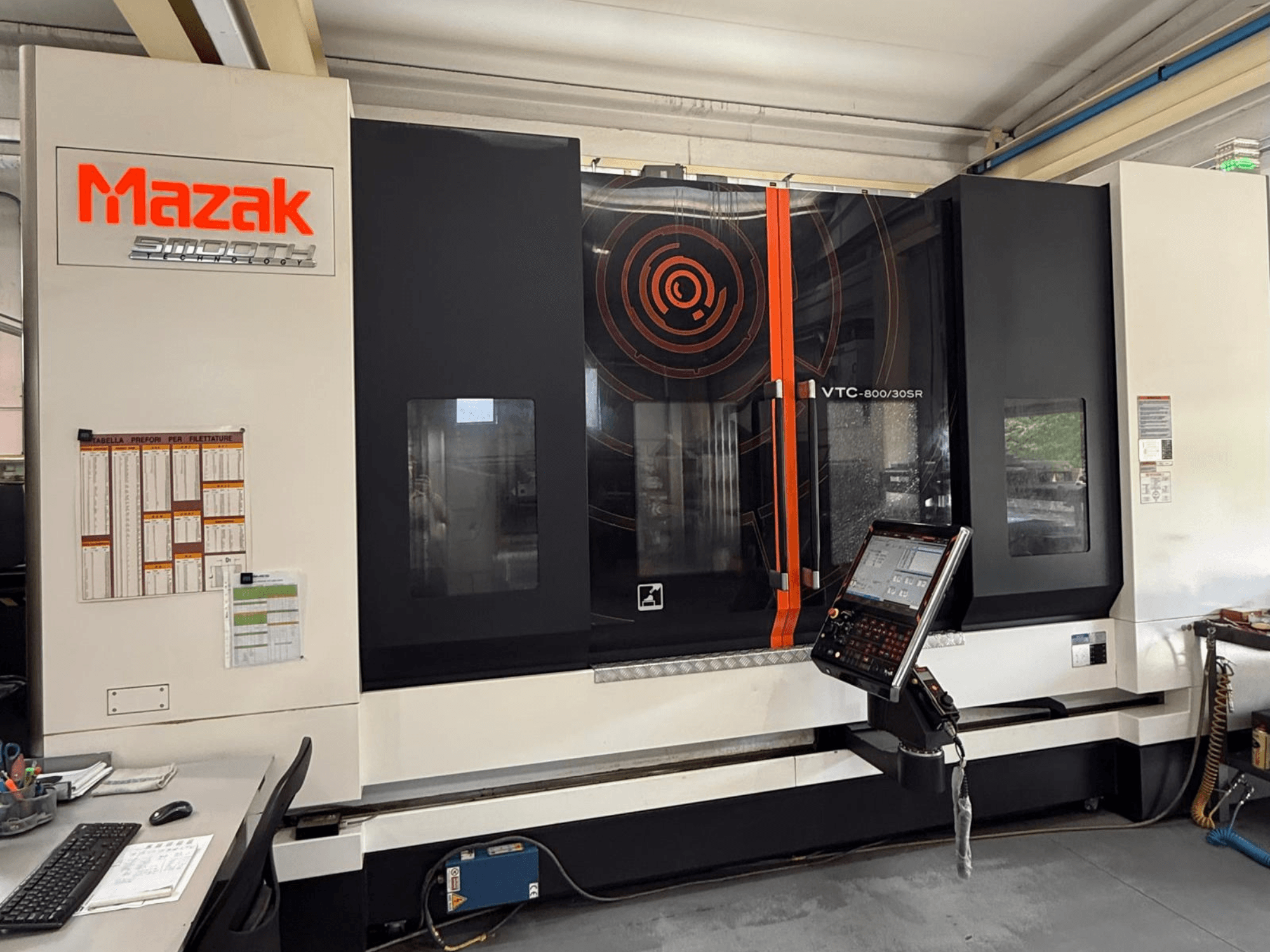 Mazak VTC-800/30SR -pystykoneistuskeskus, etunäkymä, jossa näkyvät ohjauspaneeli, näyttö ja työtila.