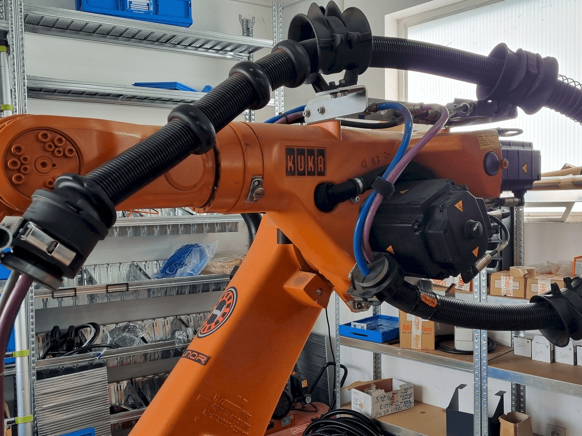 Koneen KUKA KR60 HA - KRC2ed05 etunäkymä