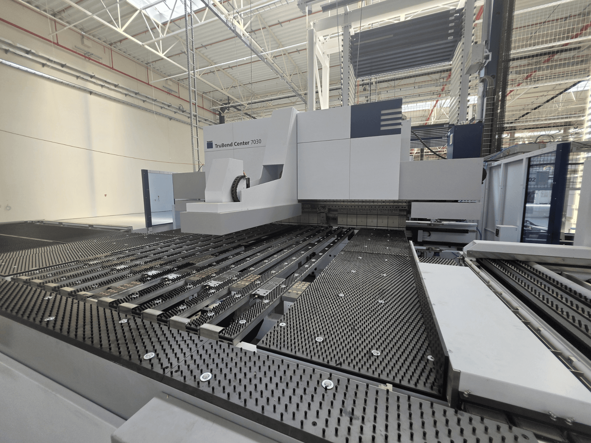 TRUMPF TruBend Center 7030 -taivutuskone tehdasympäristössä; etunäkymä, jossa näkyy monimutkainen työpöytä ja taivutusvarsi.