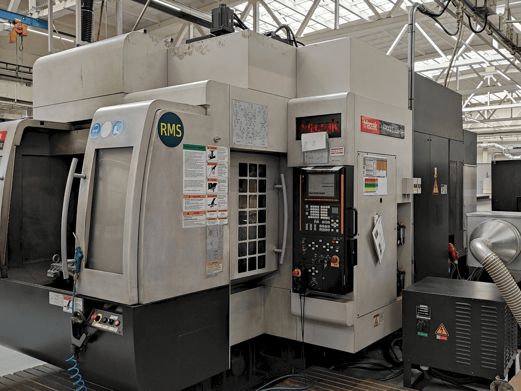 Koneen Mazak Variaxis 630-5X etunäkymä