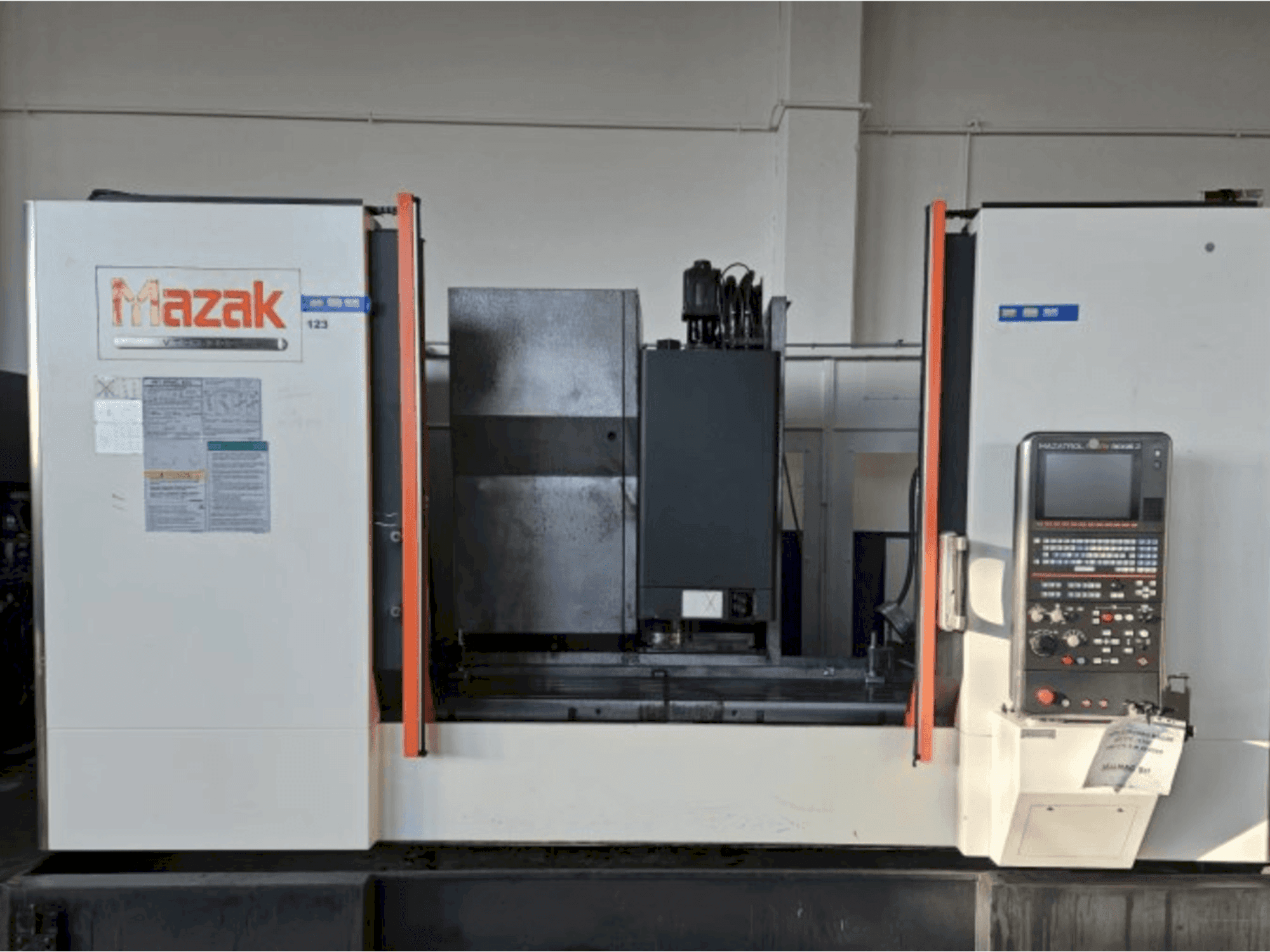 Koneen Mazak VTC-530C etunäkymä