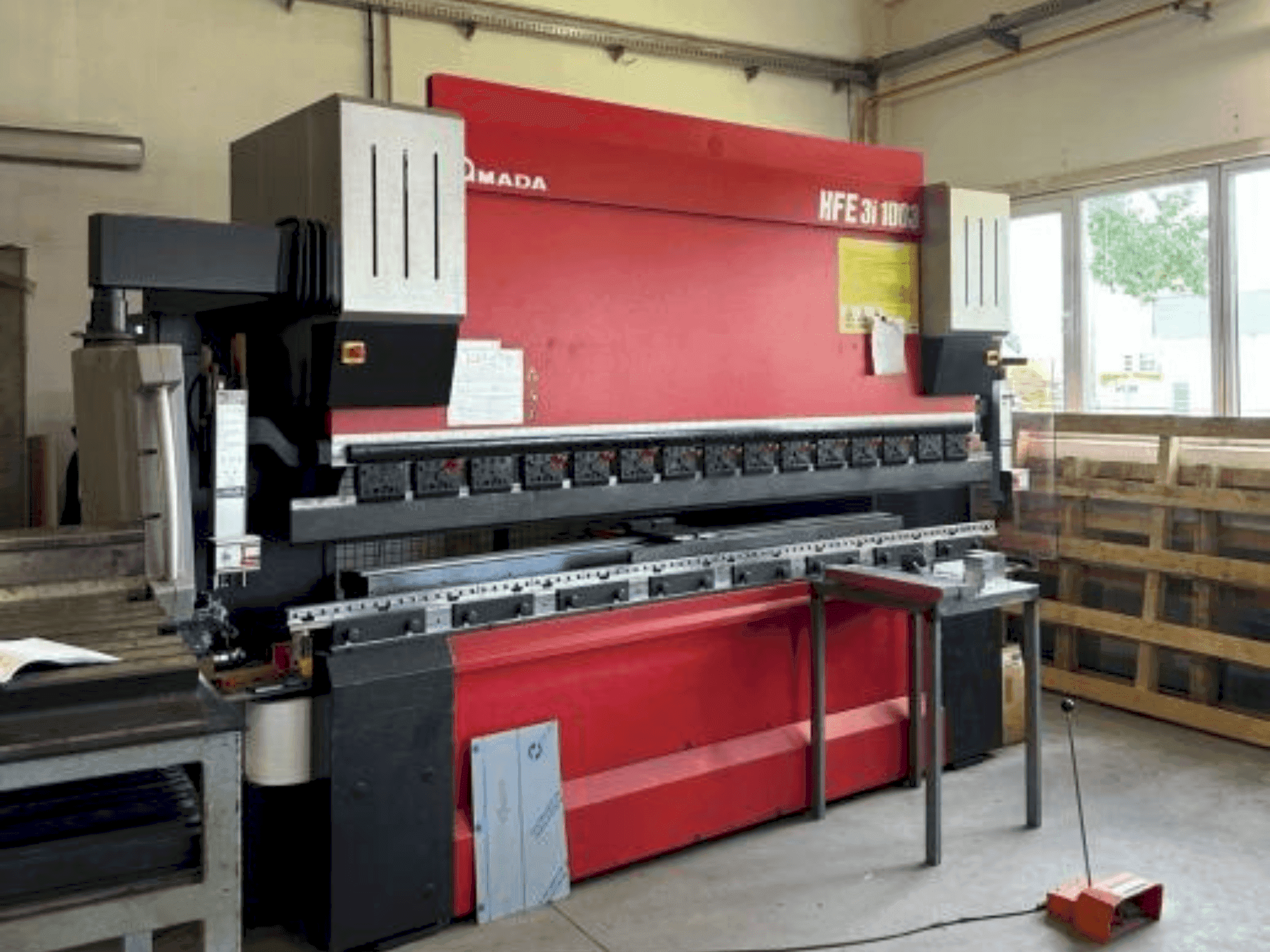 Koneen AMADA HFE 3i 1003 etunäkymä