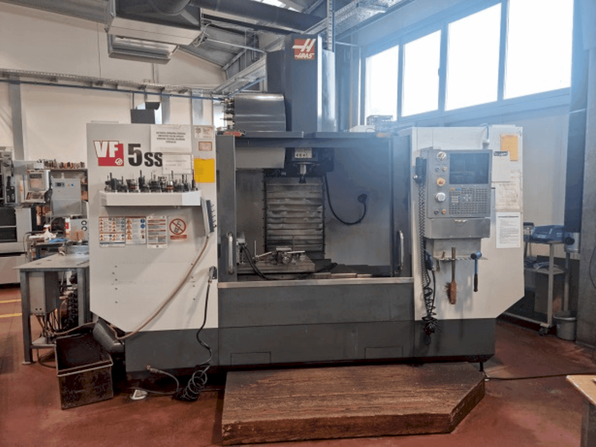 Koneen HAAS VF-5SS etunäkymä