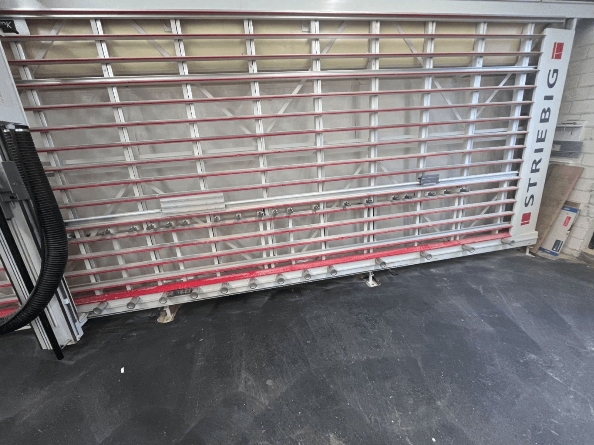 STRIEBIG Standart II TKR 6220A -levysaha edestä katsottuna; metallirunko punaisilla kiskoilla ja leikkuuosilla.