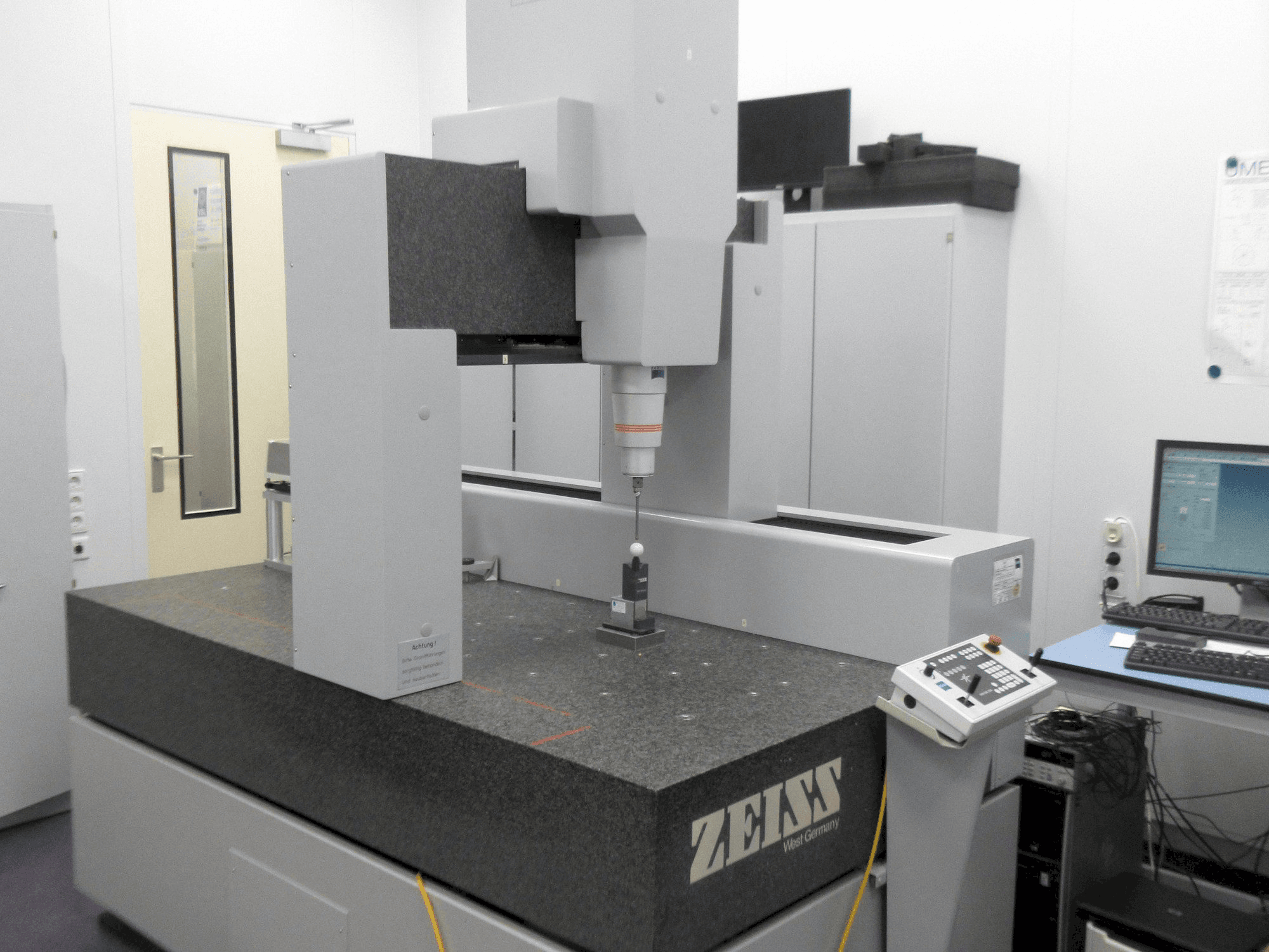 Koneen ZEISS UC 850 etunäkymä