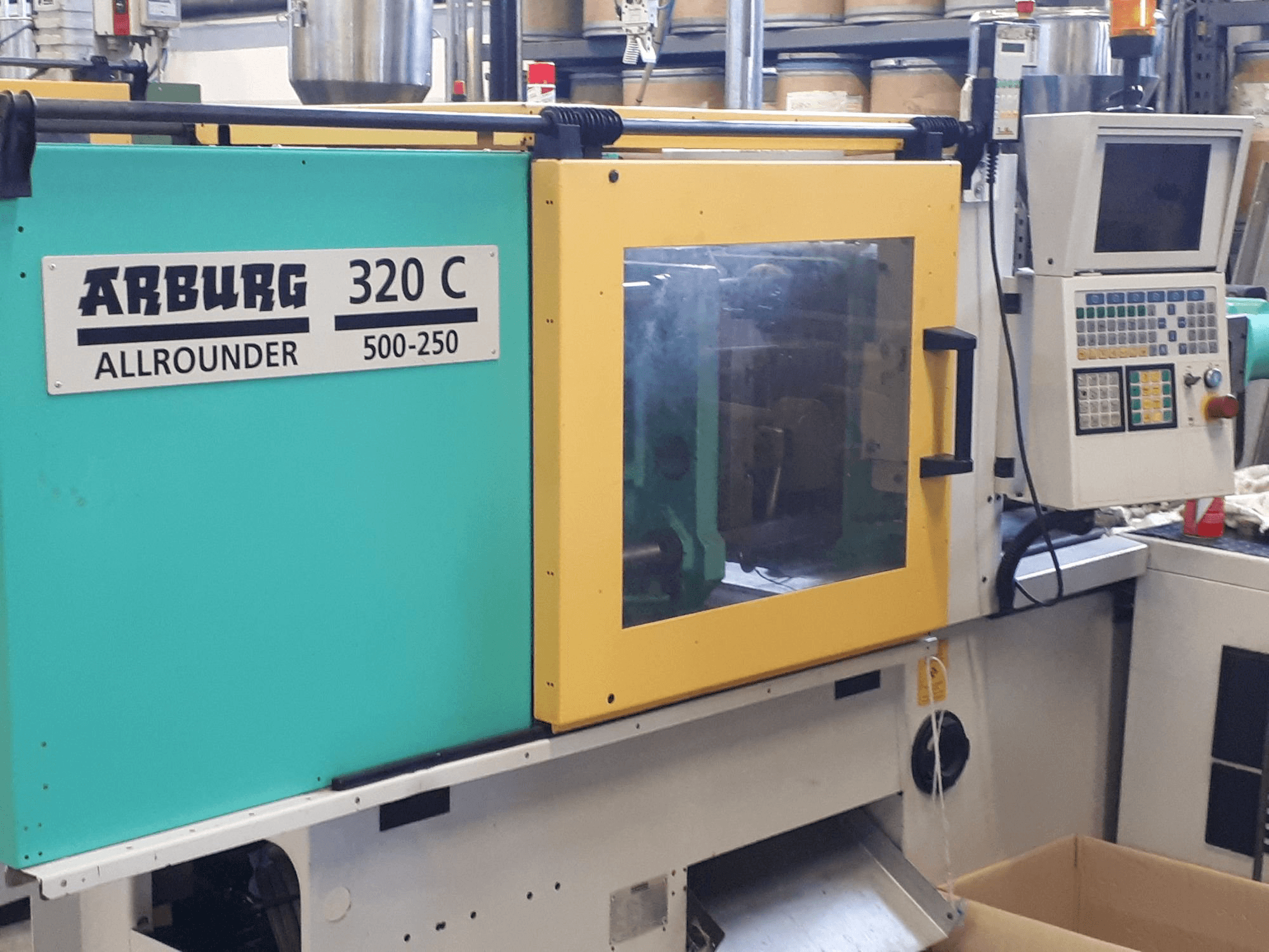 Koneen Arburg 320c 500-250 etunäkymä