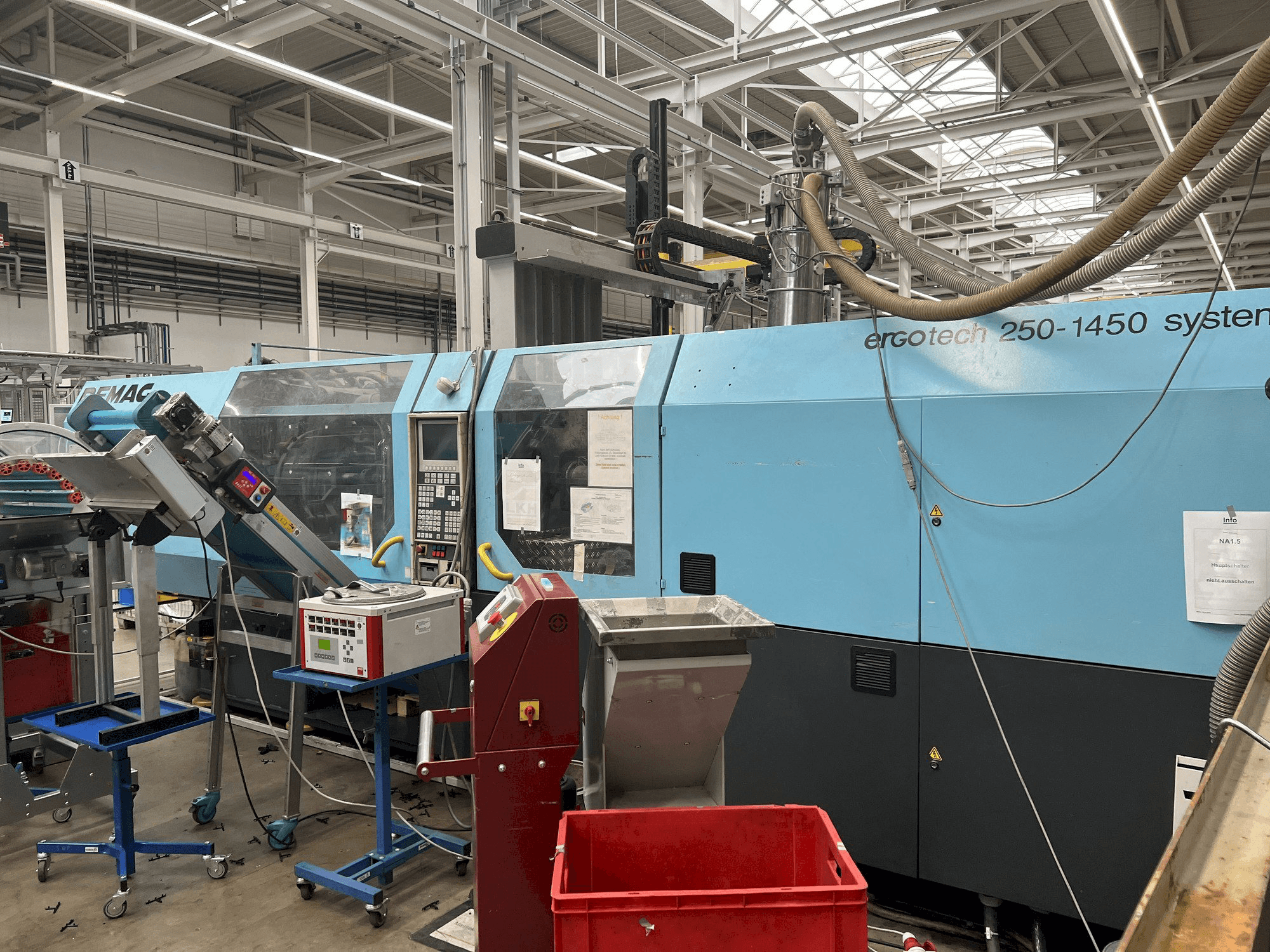 Koneen DEMAG 250-1450 oikean sivun näkymä