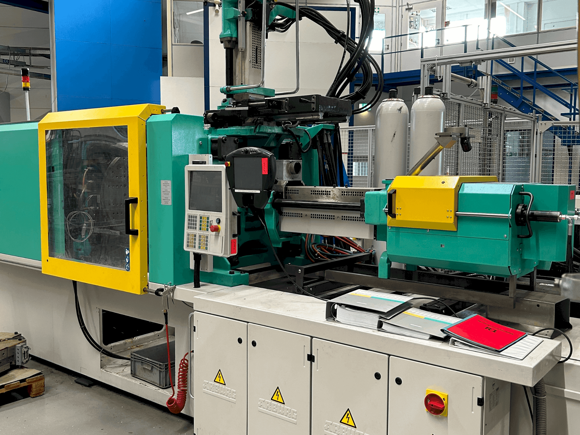 Koneen Arburg 570S 2200-400/170 etunäkymä