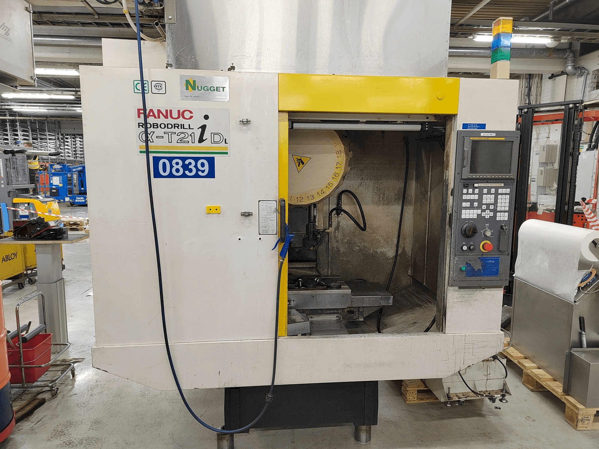 Koneen FANUC Robodrill Alpha-T21iDL etunäkymä