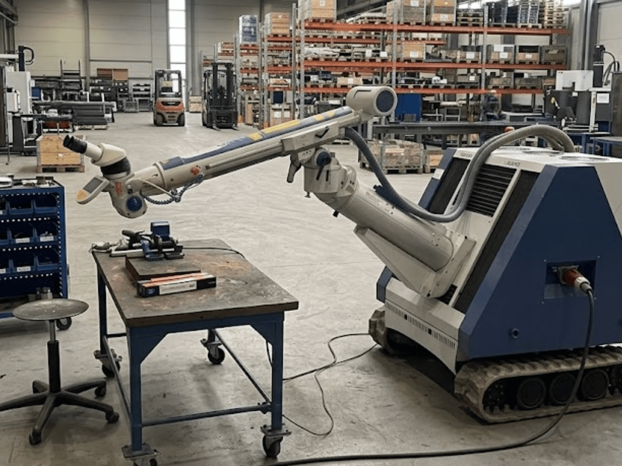 ALPHA LASER ALFlak300 M -työstökone työpajassa, jossa on robottivarsi; etunäkymä, jossa näkyy työpöydän tarkka asennus.