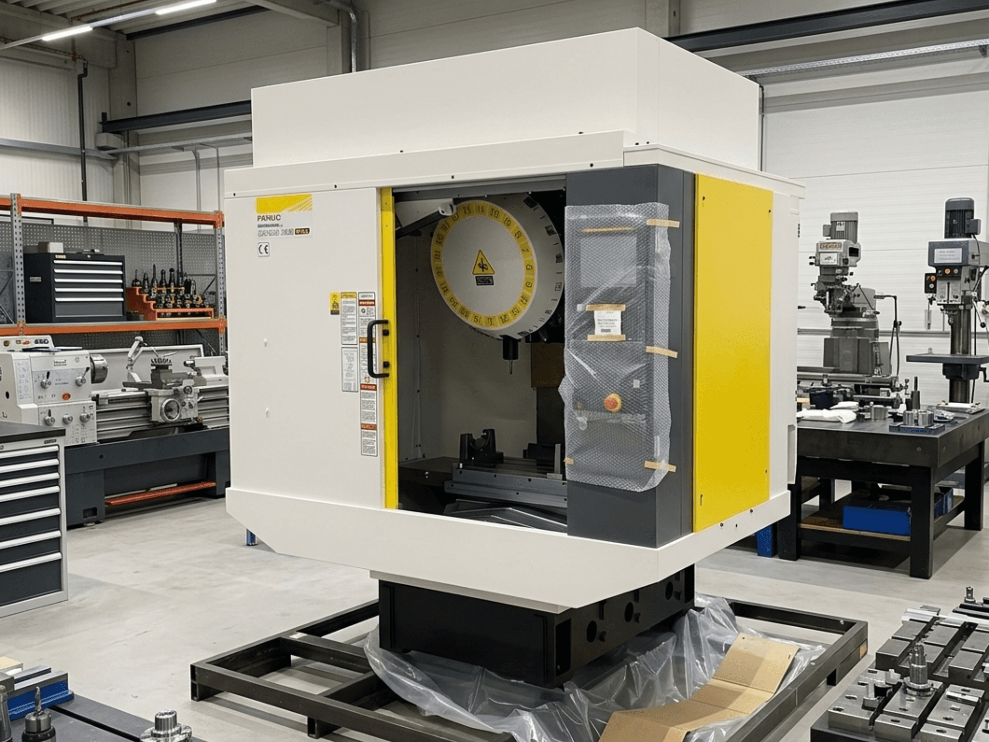 FANUC Robodrill Alpha D21LIB5 Plus -pystytyöstökeskus sivukuvassa, jossa näkyy ohjauspaneeli ja työalue.