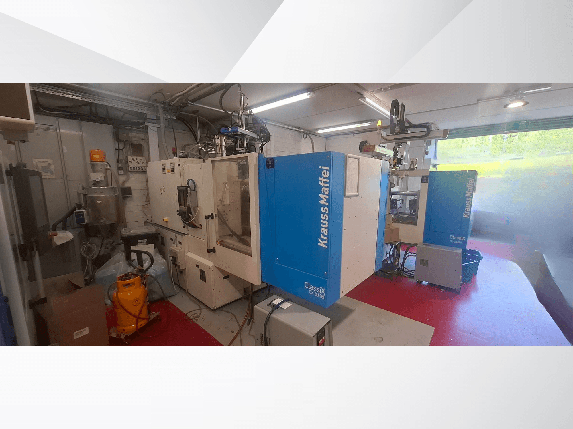 Krauss Maffei CX 80-180 -hydraulinen ruiskuvalukone, etunäkymä, teollisuusympäristössä, ympärillä laitteita.