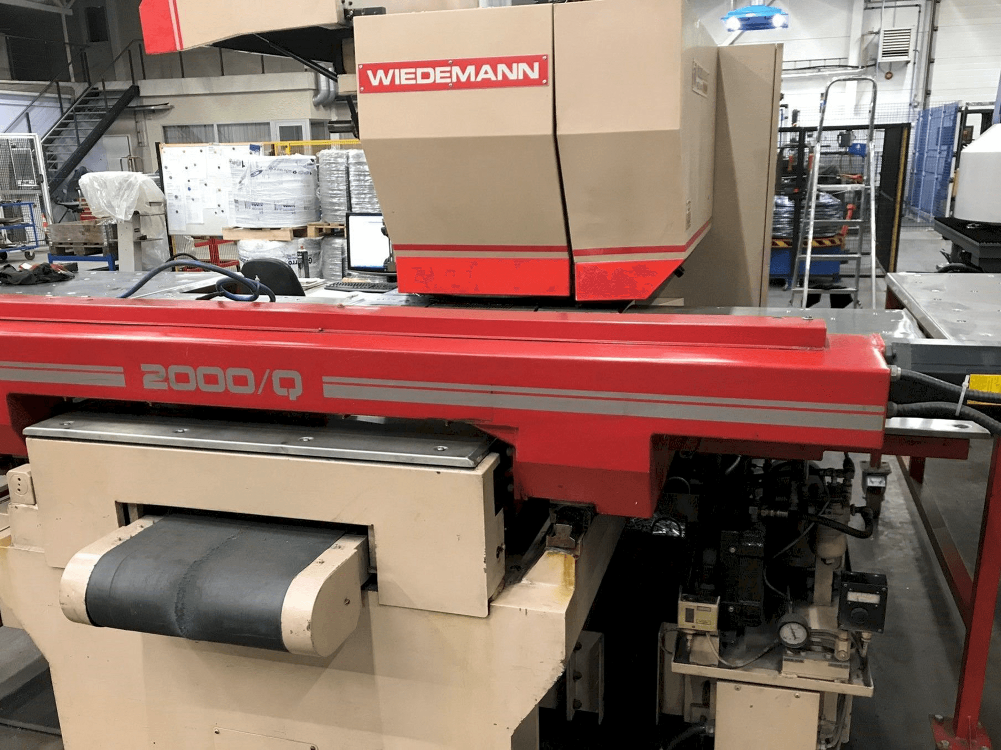 Koneen MURATA Wiedemann 2000/Q etunäkymä