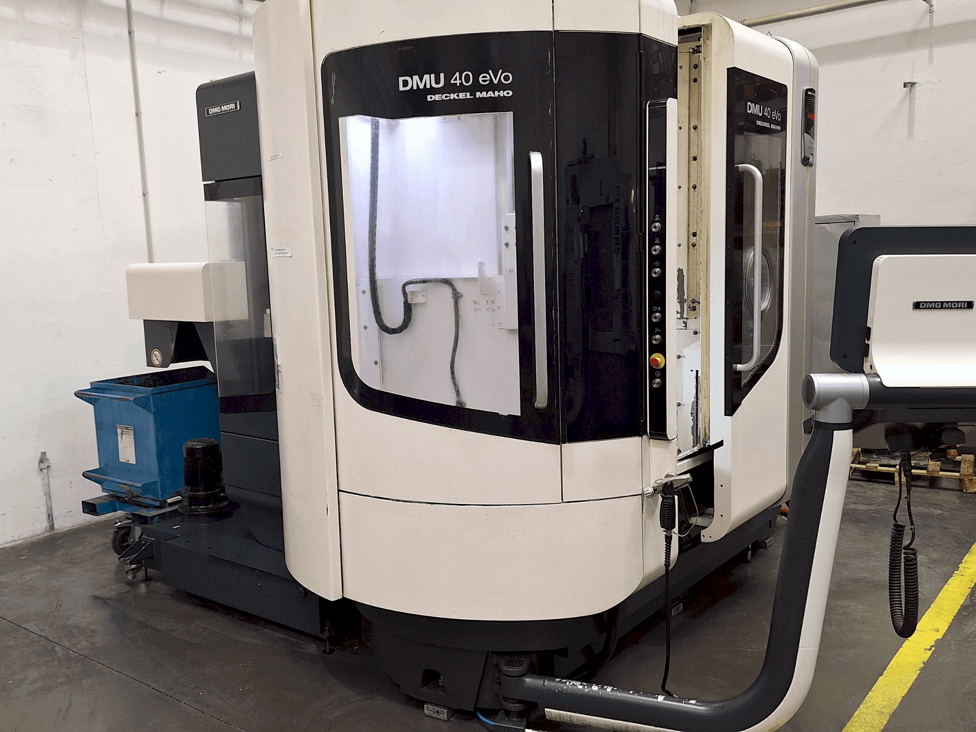 Koneen DMG MORI DMU 40 eVo etunäkymä