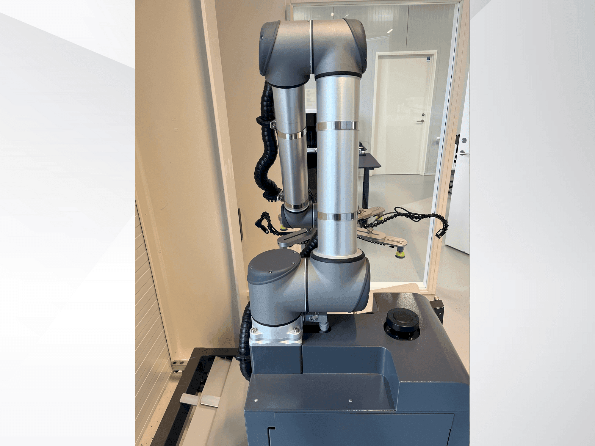 Koneen Universal Robots UR10 etunäkymä